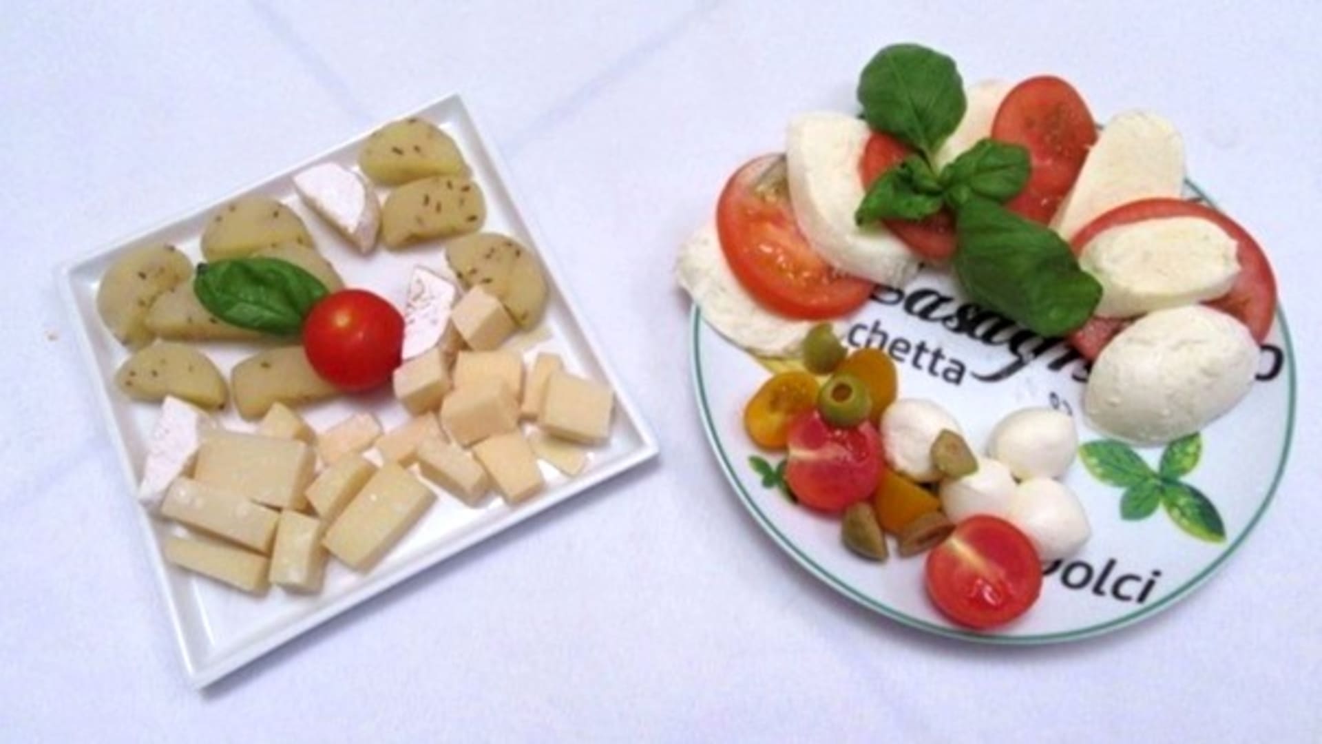 Caprese salát a výběr sýrů