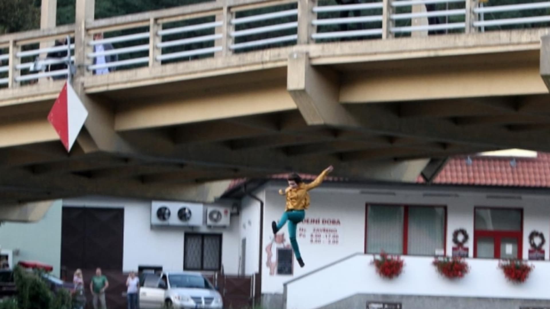 Cesty domů: Jak (ne)spadnout z mostu - Obrázek 13