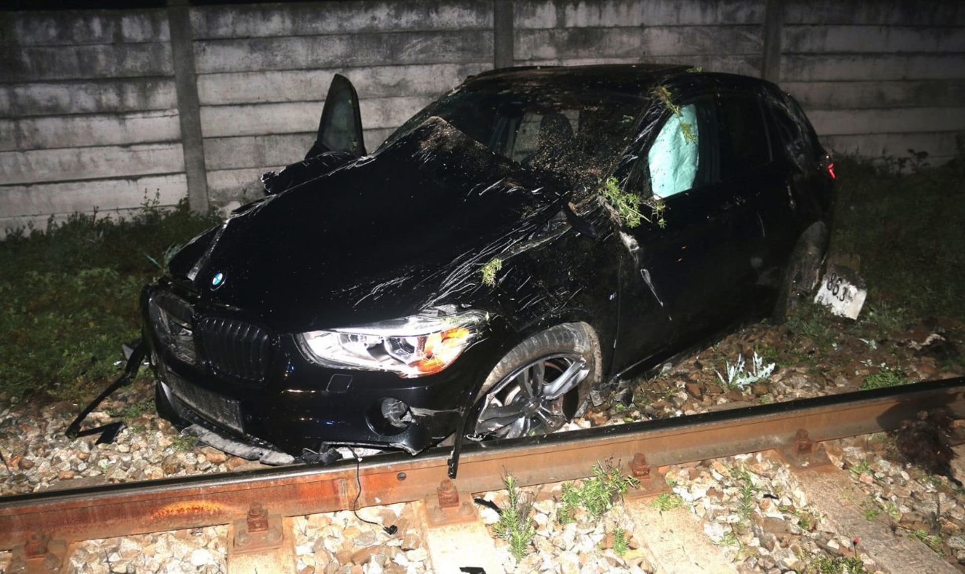Pronásledované BMW vyletělo v Břeclavi ze zatáčky