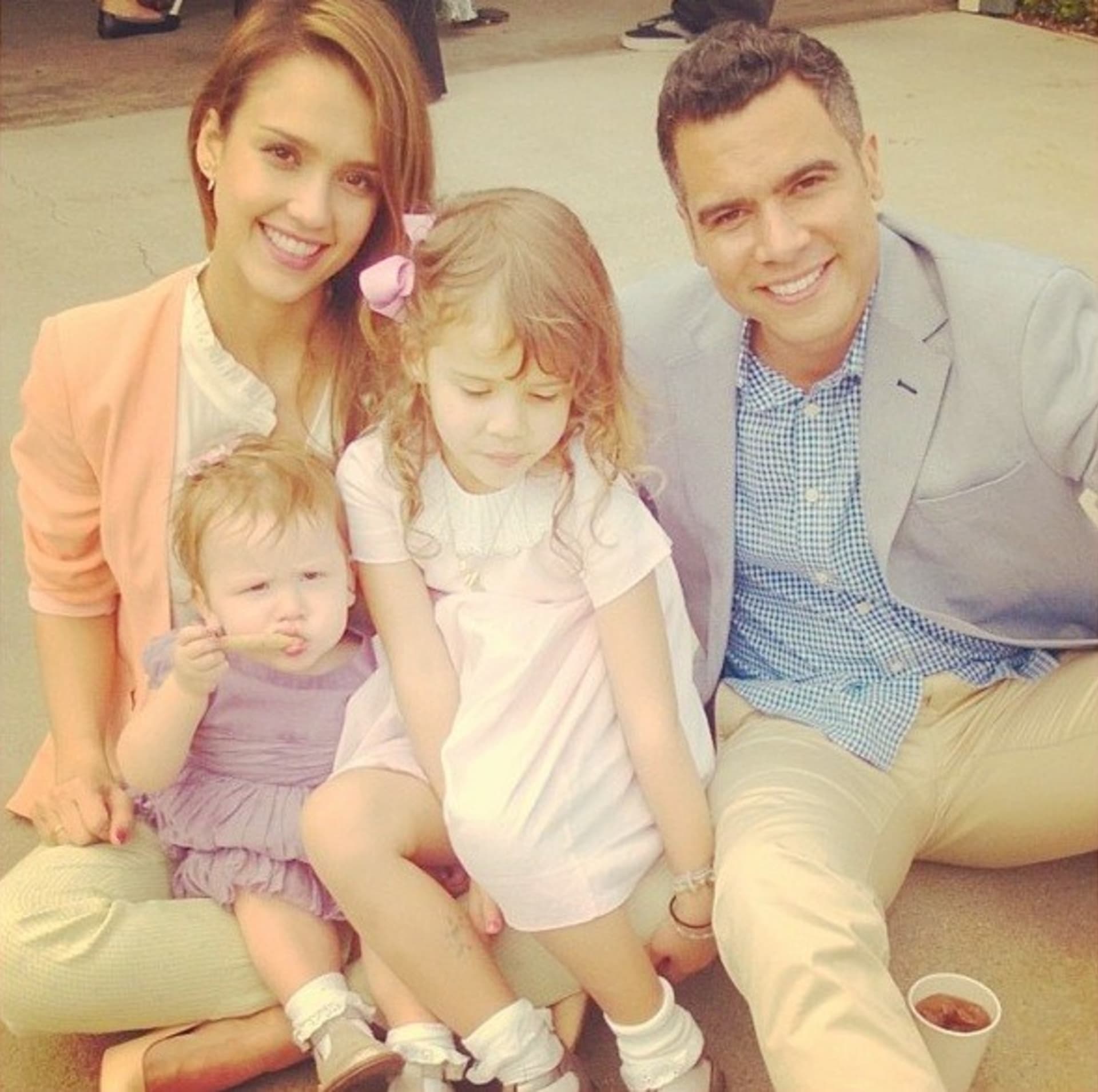 Jessica Alba se na sociální síti pochlubila o Velikonocích svou krásnou rodinkou