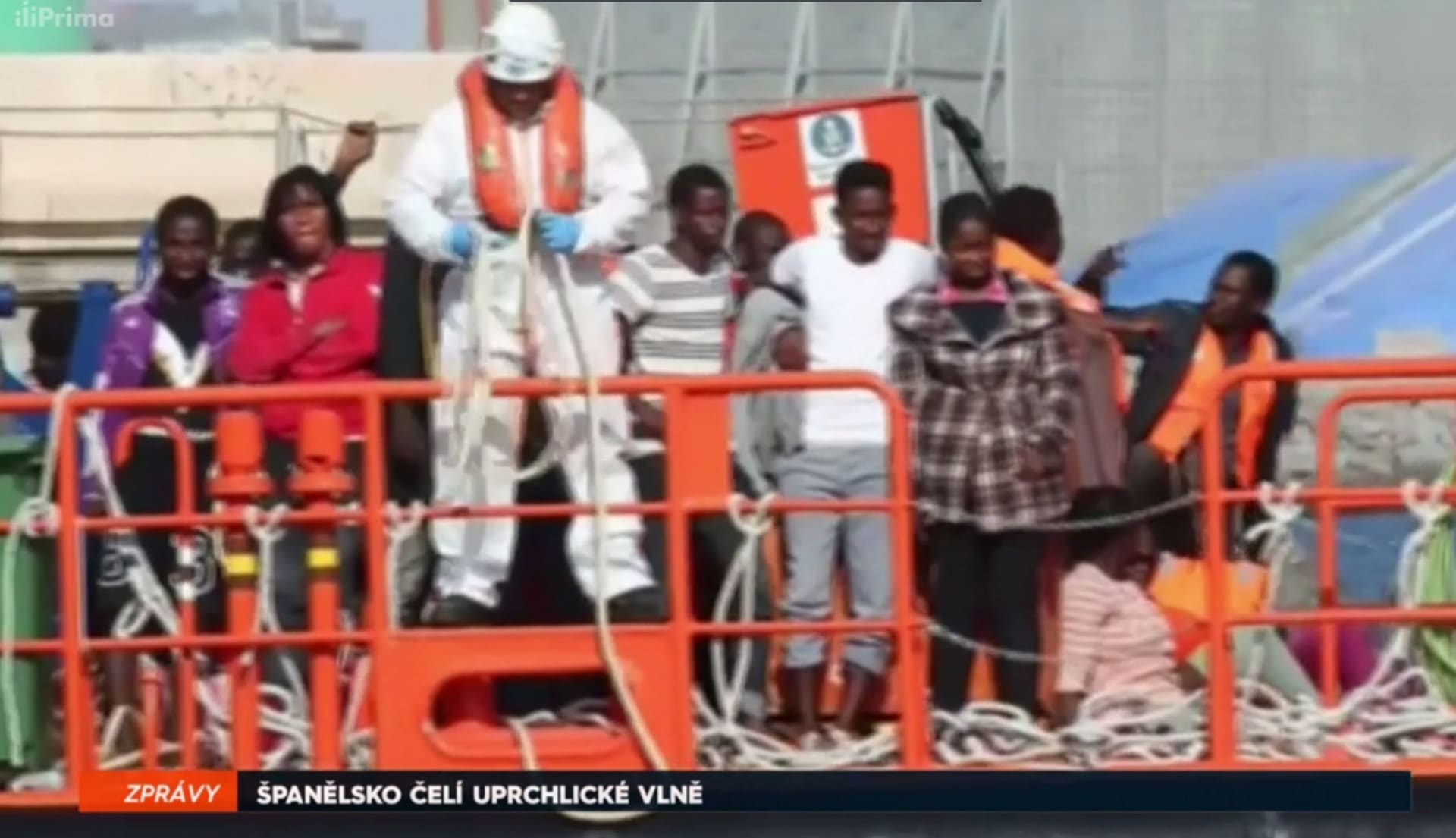Španělsko - uprchlíci na lodi v přístavu