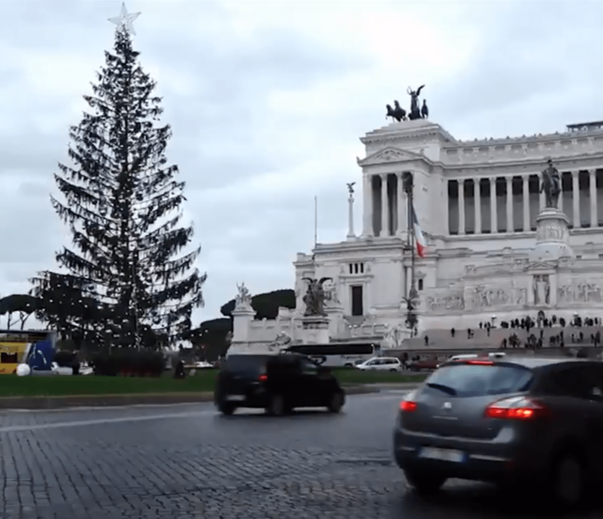 Římští radní si kvůli nepěknému vánočnímu stromu uřízli pořádnou ostudu