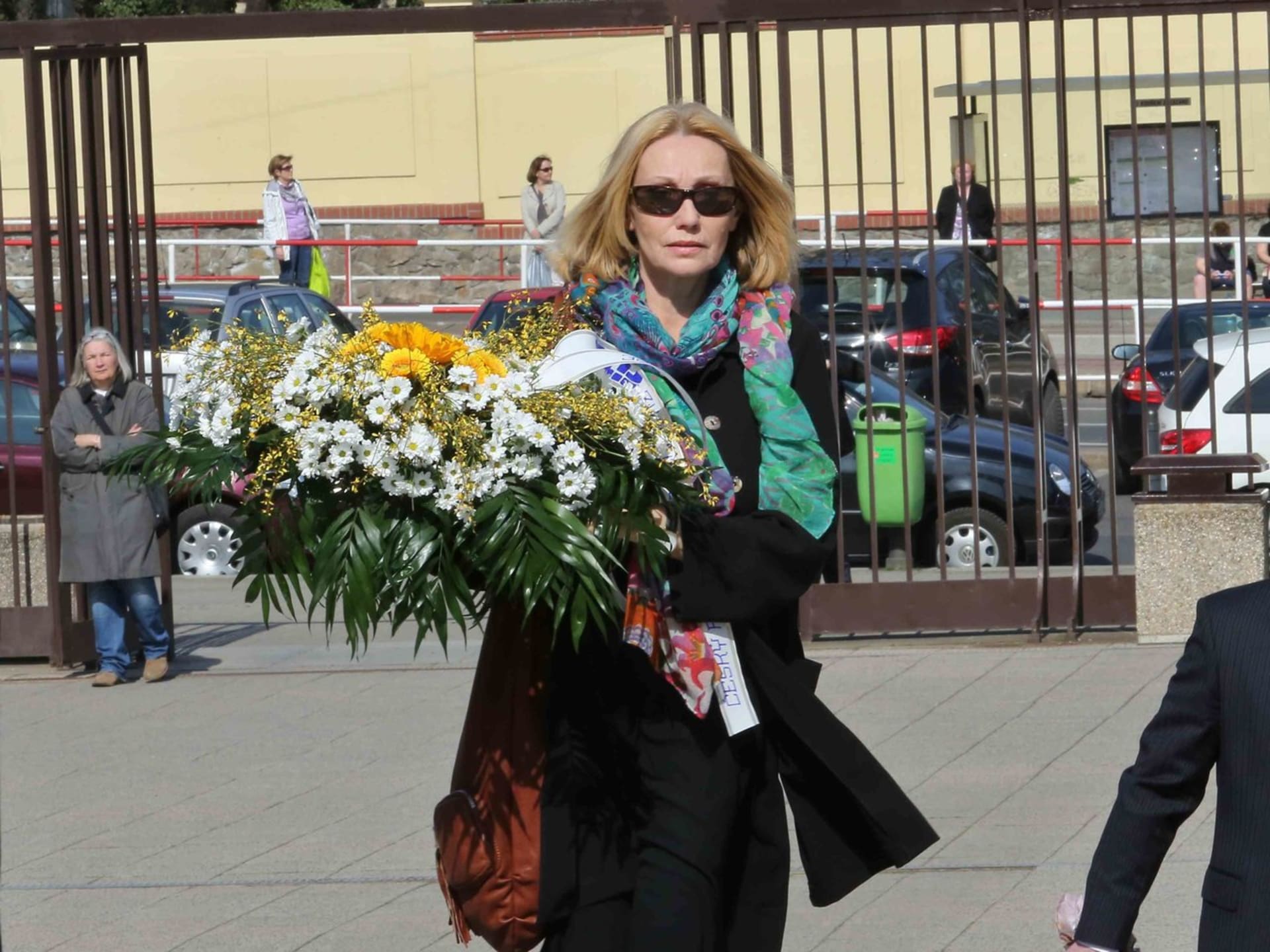 Dokumentaristka Olga Sommerová se neubránila slzám už při příchodu na pohřeb