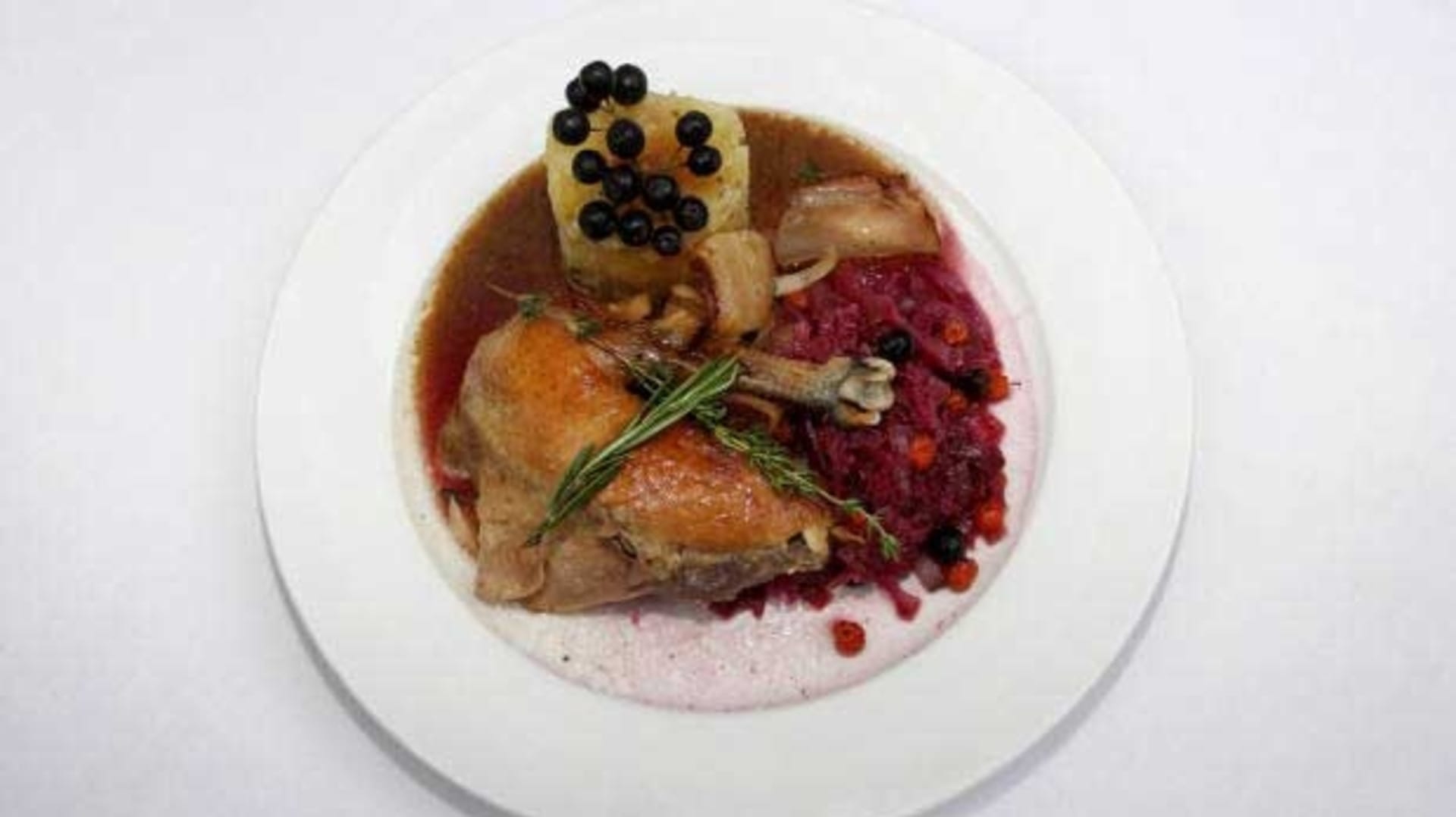 Česko na talíři (2) - jídlo - Perlička na rozmarýnu s červeným zelím