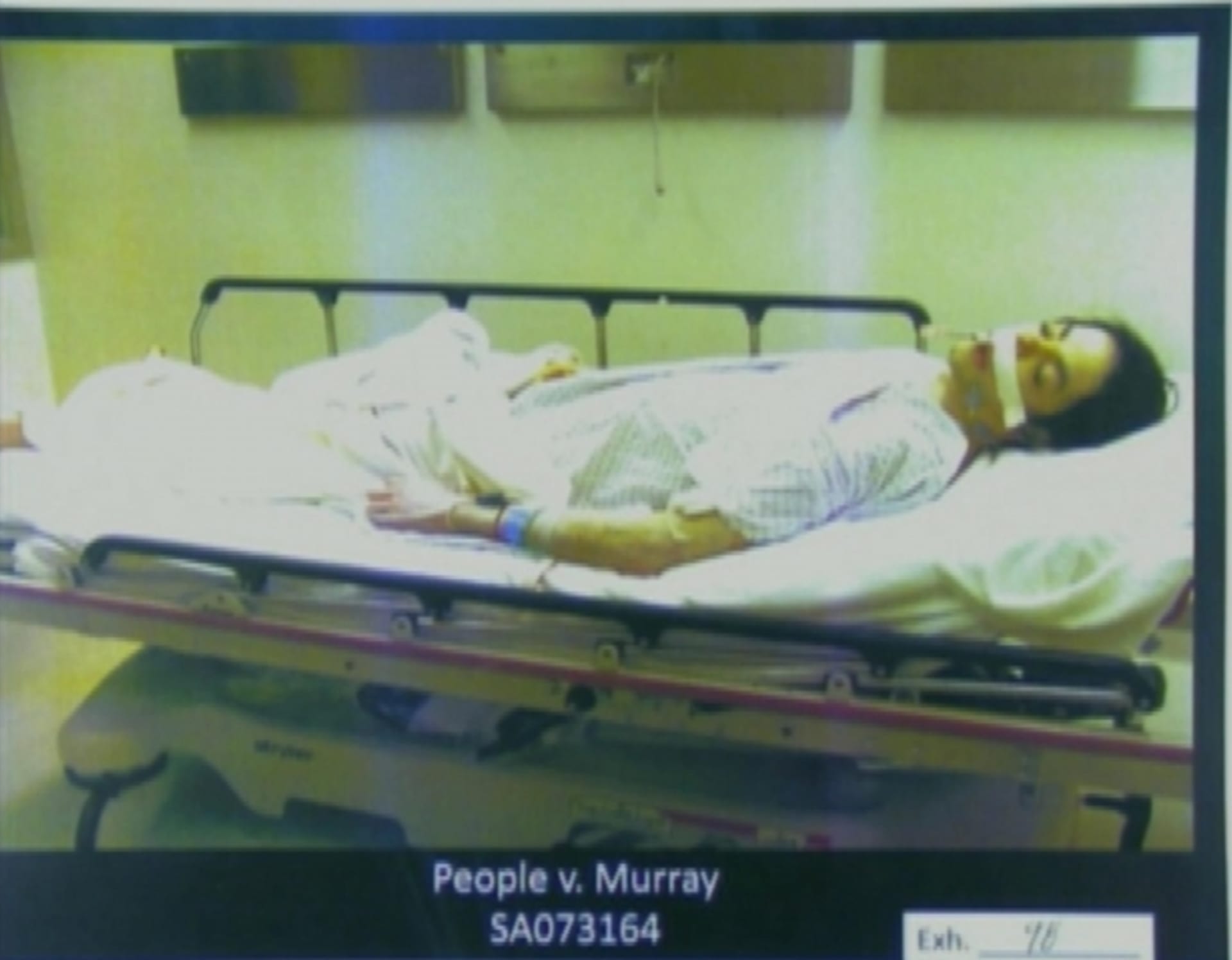 Fotografie zveřejněná u soudu: Michael Jackson na smrtelné posteli