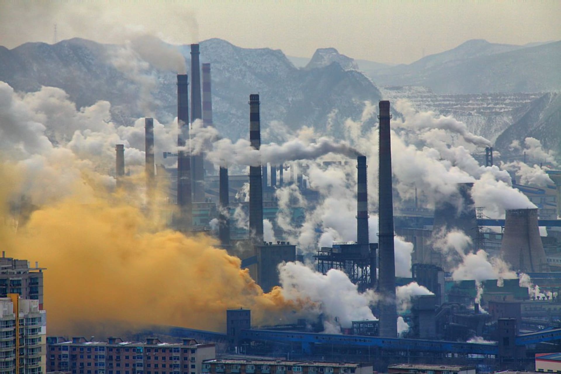 Čína je největší znečišťovatel ovzduší na světě a produkuje přibližně 30 % všech emisí CO2. Na fotce je průmyslový areál ve městě Pen-si