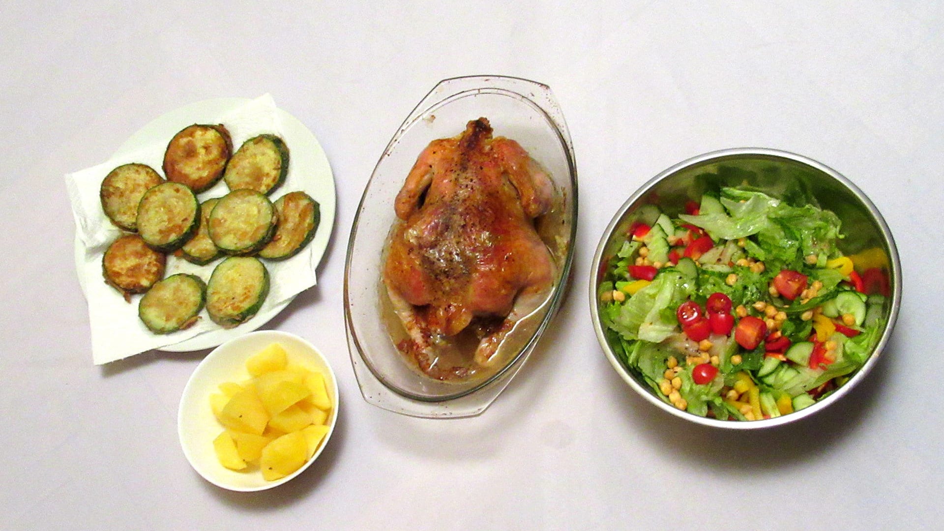 Cuketové řízky nebo kuře, vařené brambory a salát