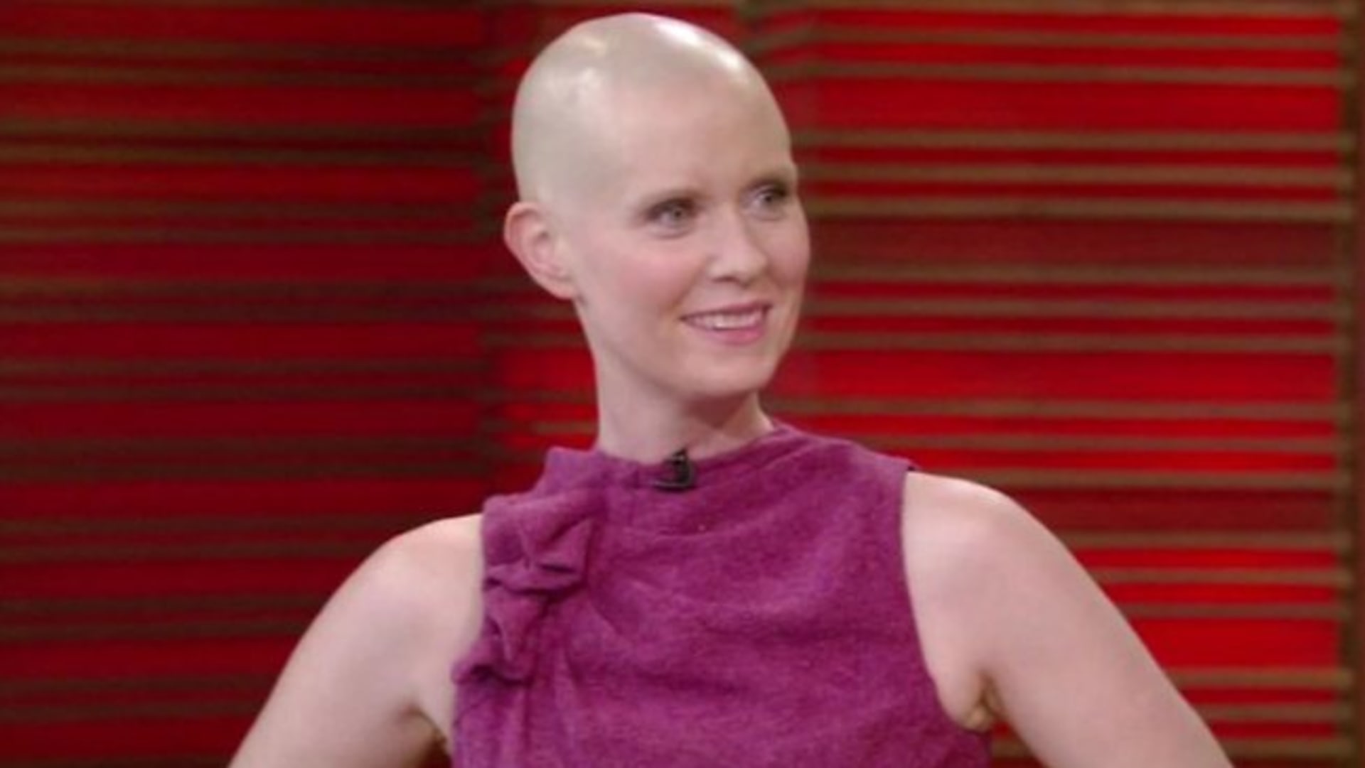 Miranda ze Sexu ve městě onemocněla rakovinou prsu a kvůli náročné chemoterapii přišla o vlasy