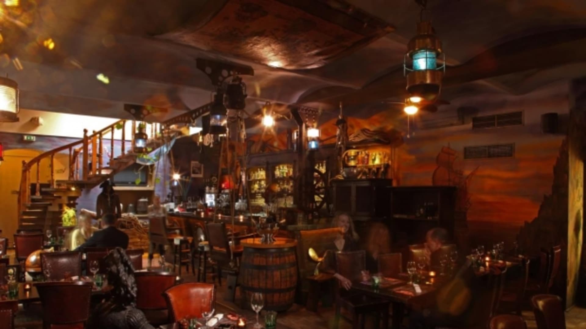 Pirátská loď je přetvořena v luxusní bar, kolem kterého se sedí v sítích. FOTO: La Casa Argentina