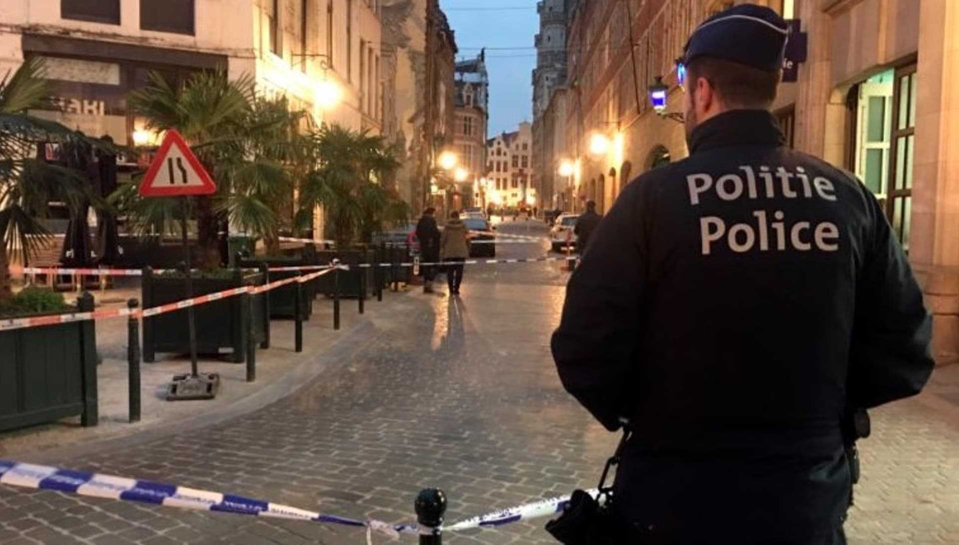 V Bruselu pobodal muž policistu přímo před stanicí. Údajně křičel „Allahu akbar“