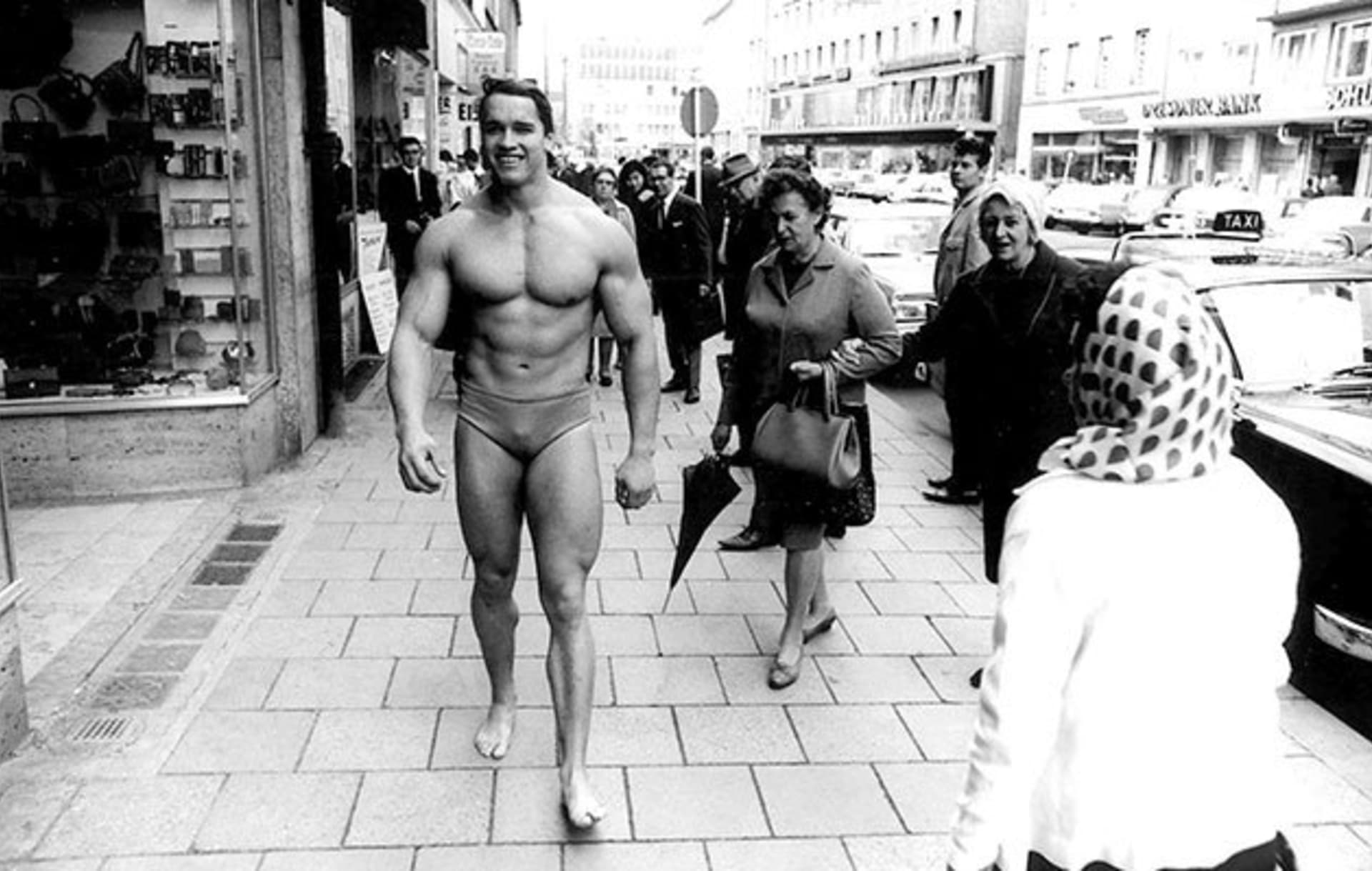 Arnie se svlékal nejen na kulturistických soutěžích...