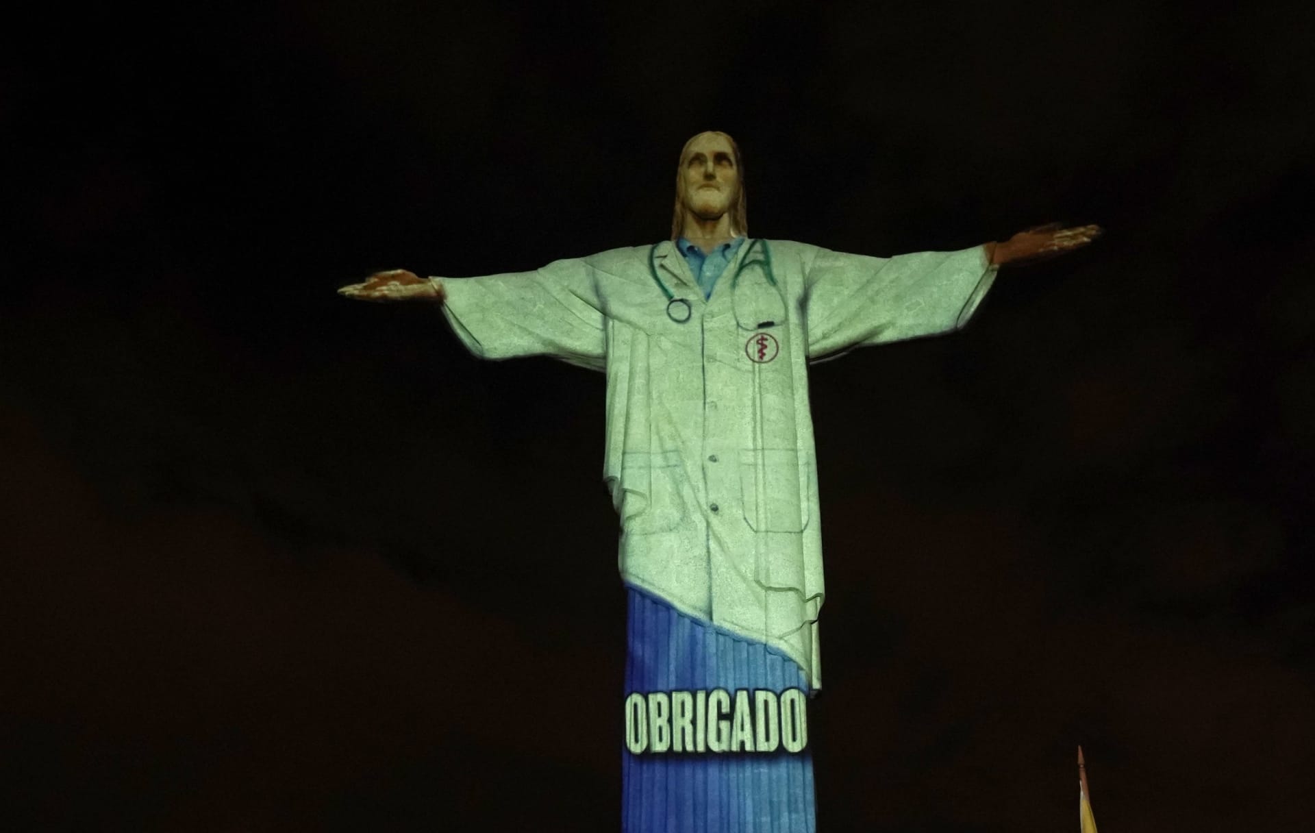 Socha Krista Spasitele v Riu se proměnila v lékaře 1