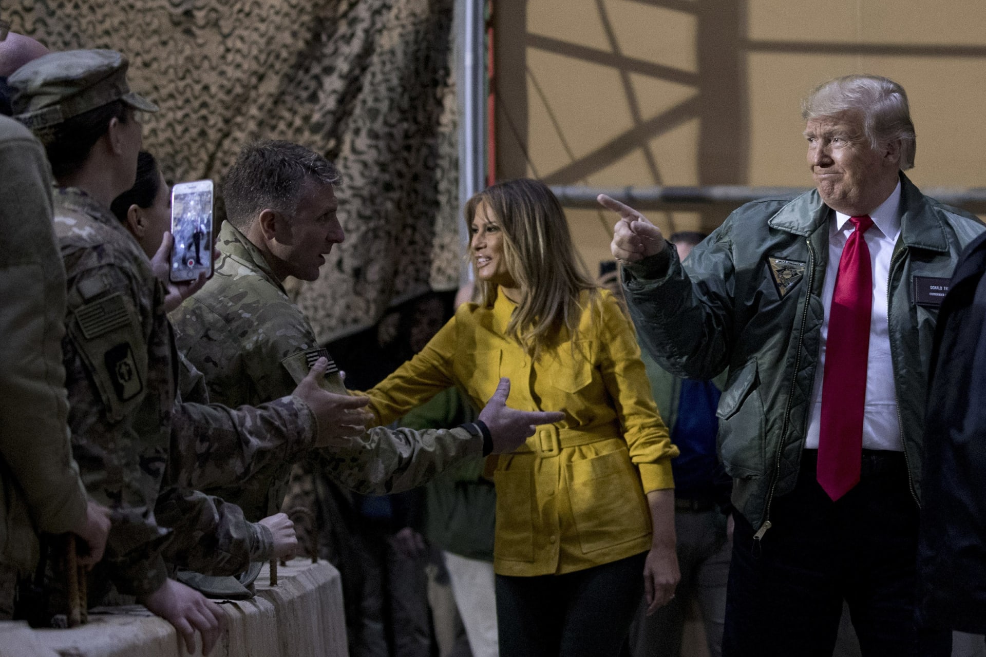prezident Donald Trump s první dámou na návštěvě vojáků v Iráku