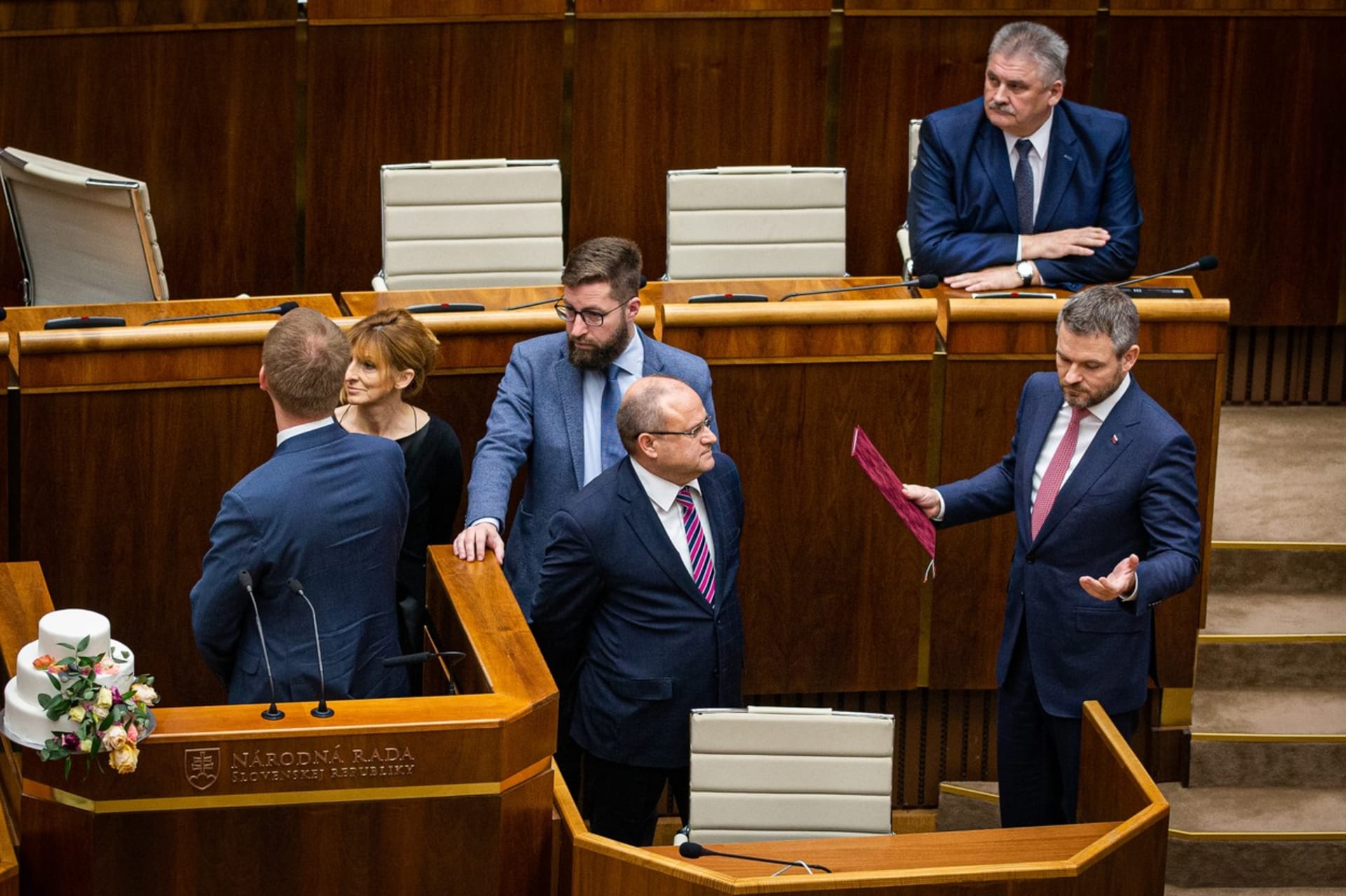 Mimořádná schůze slovenského parlamentu po obstrukcích znovu pokračuje