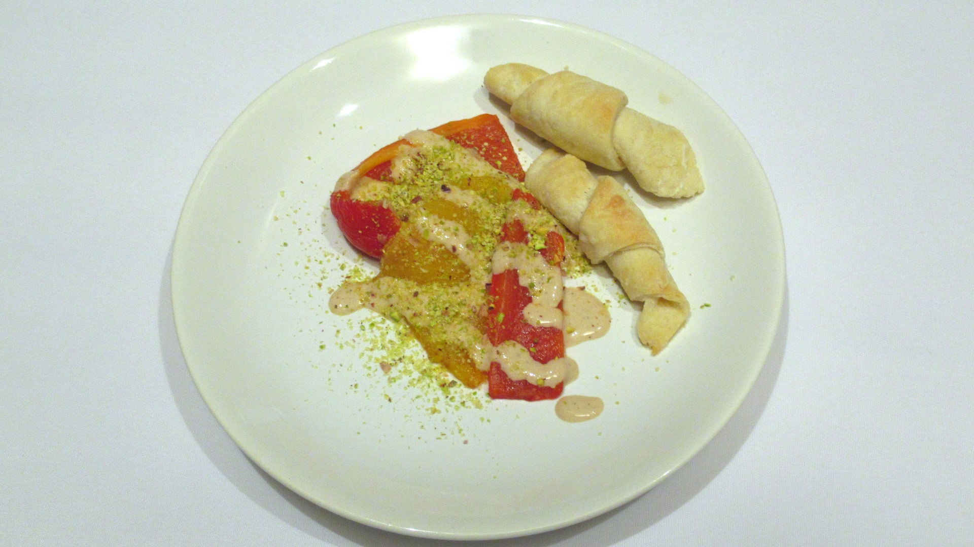Pečená paprika s tuňákovou majonézou s domácím pečivem