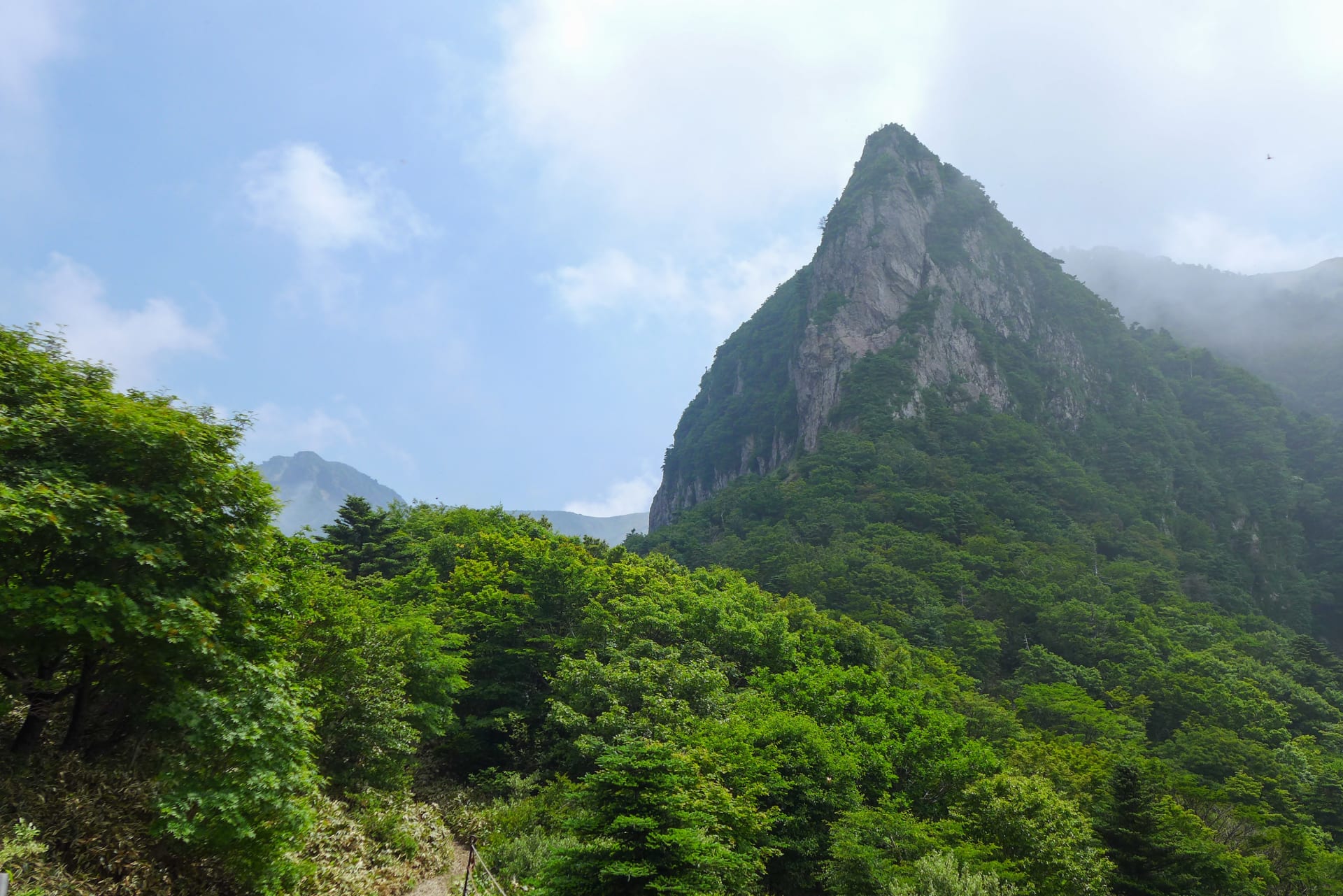 Pohled na Samgakbong v NP Hallasan, Jeju, Jižní Korea