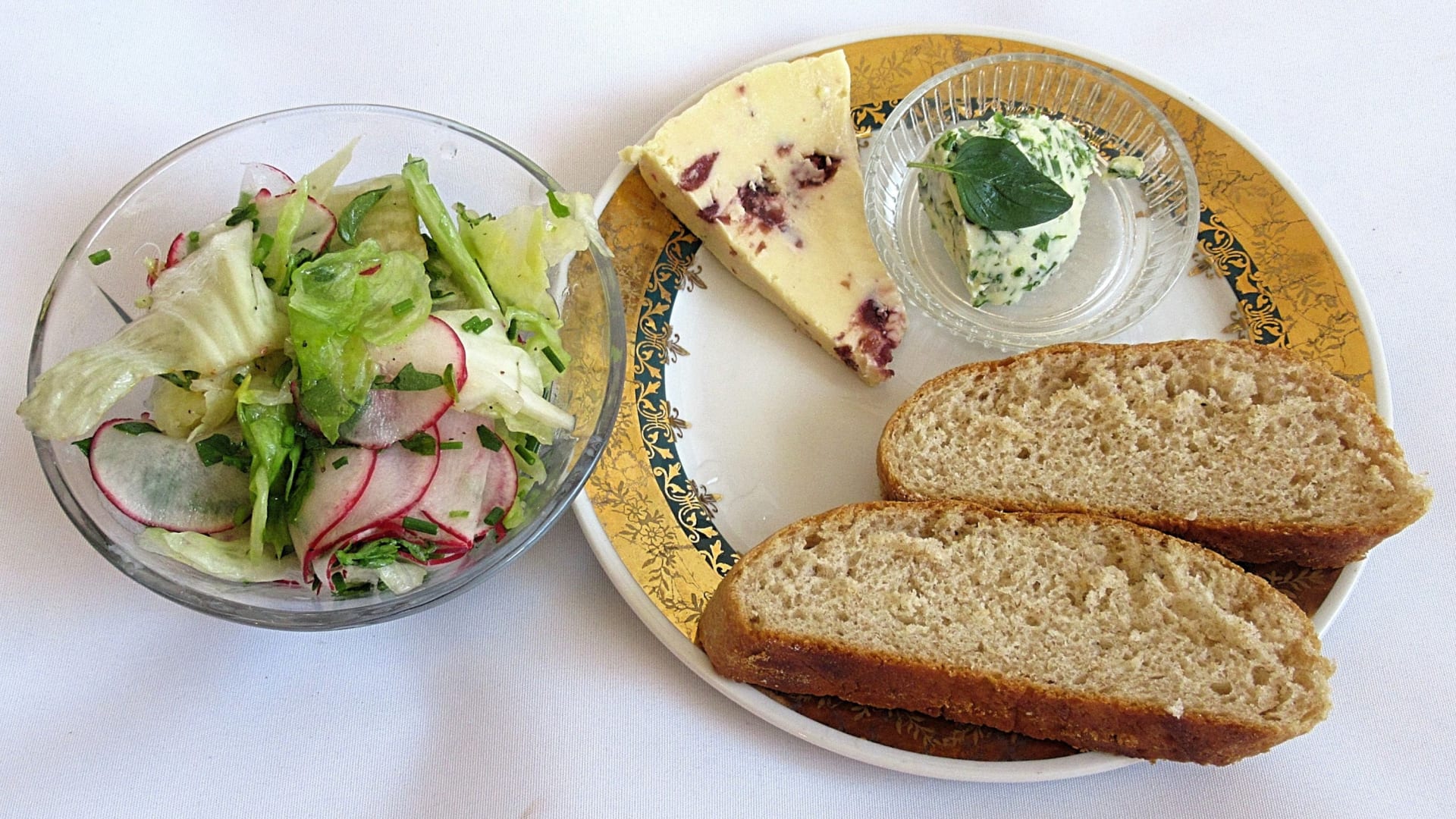Jarní salát, bagetka s bylinkovým máslem a brusinkovým sýrem