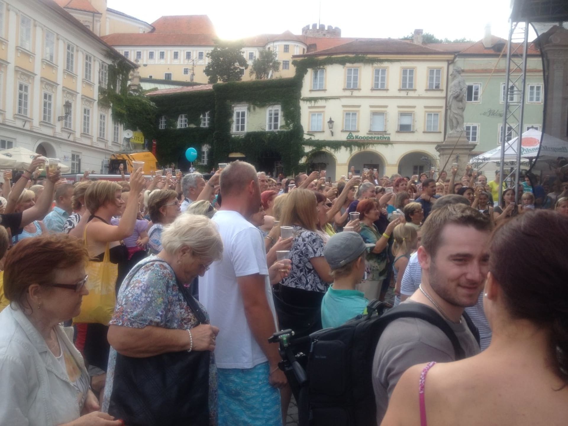 Obyvatelé Mikulova jsou z ruchu na náměstí, které tu způsobil přímý přenos FTV Prima, nadšení. Tak na zdraví!