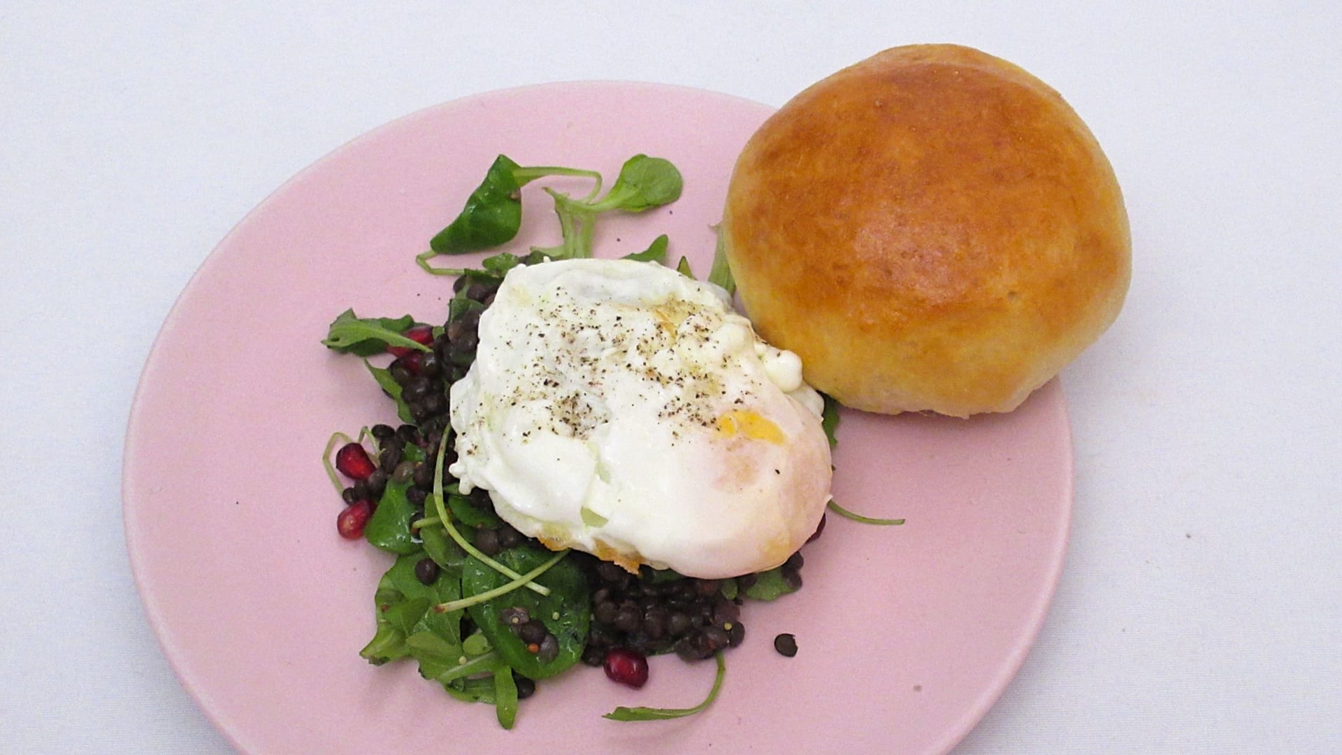 Salát z černé čočky se smaženým zastřeným vejcem, domácí pečivo