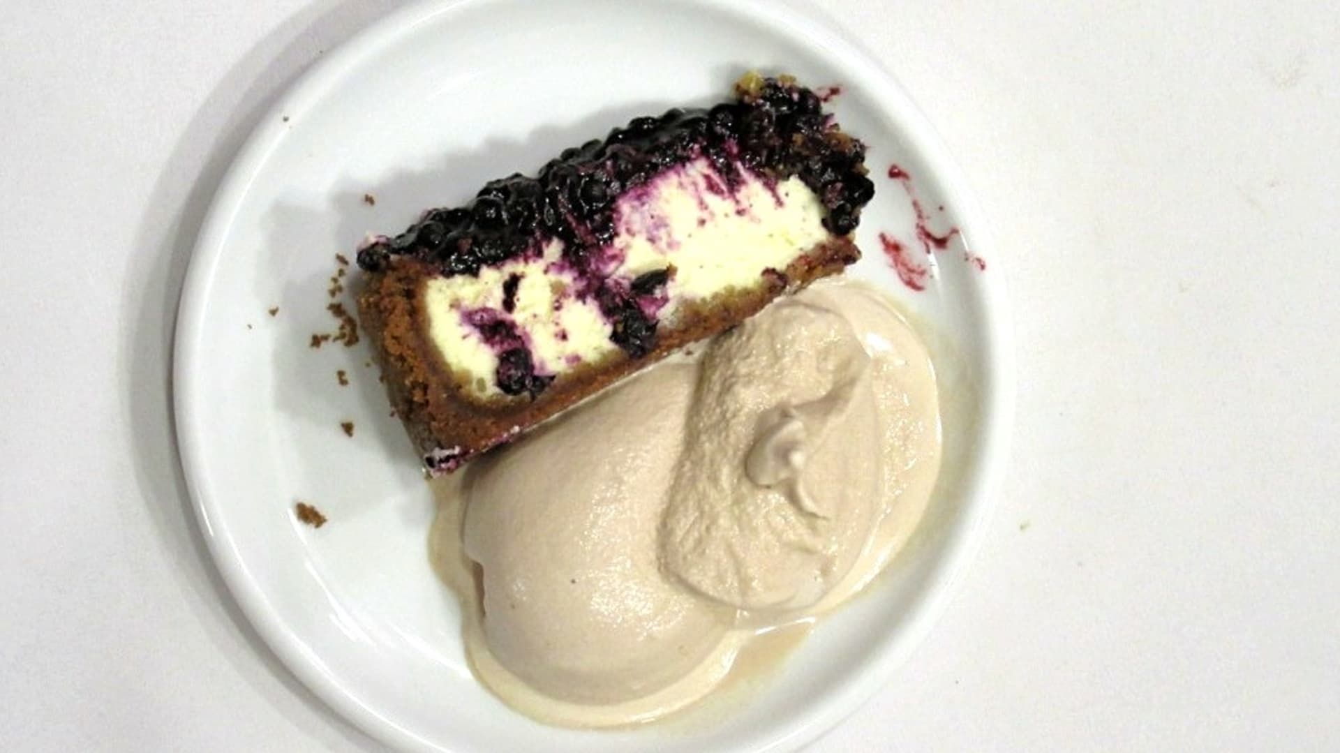 Cheesecake s borůvkovou omáčkou, mocha zmrzlina