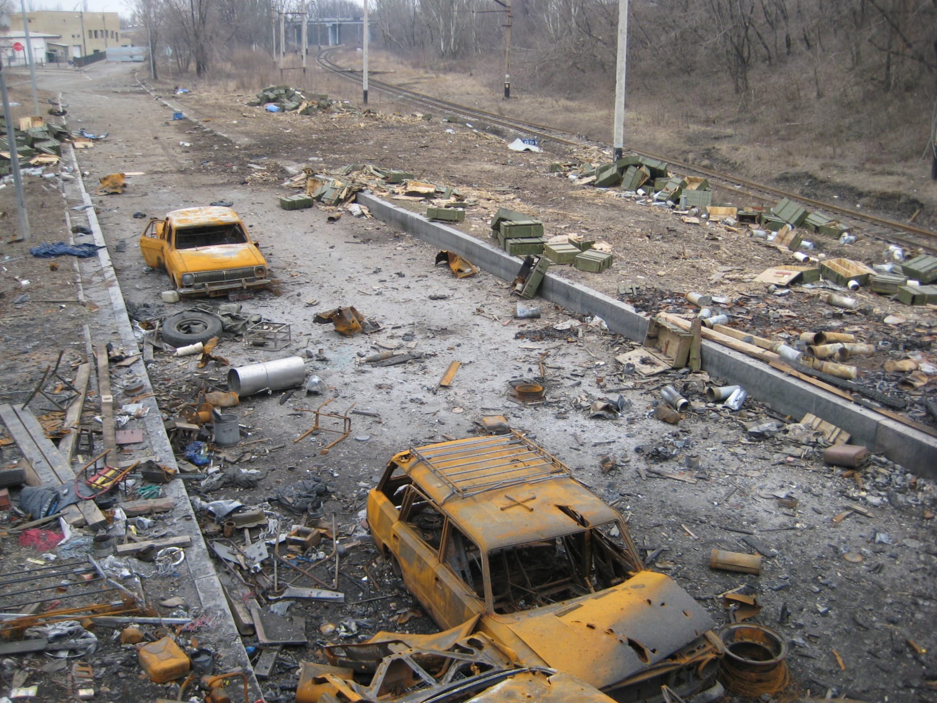 Silnice nedaleko doněckého letiště po boji mezi ukrajinskou armádou a proruskými rebely