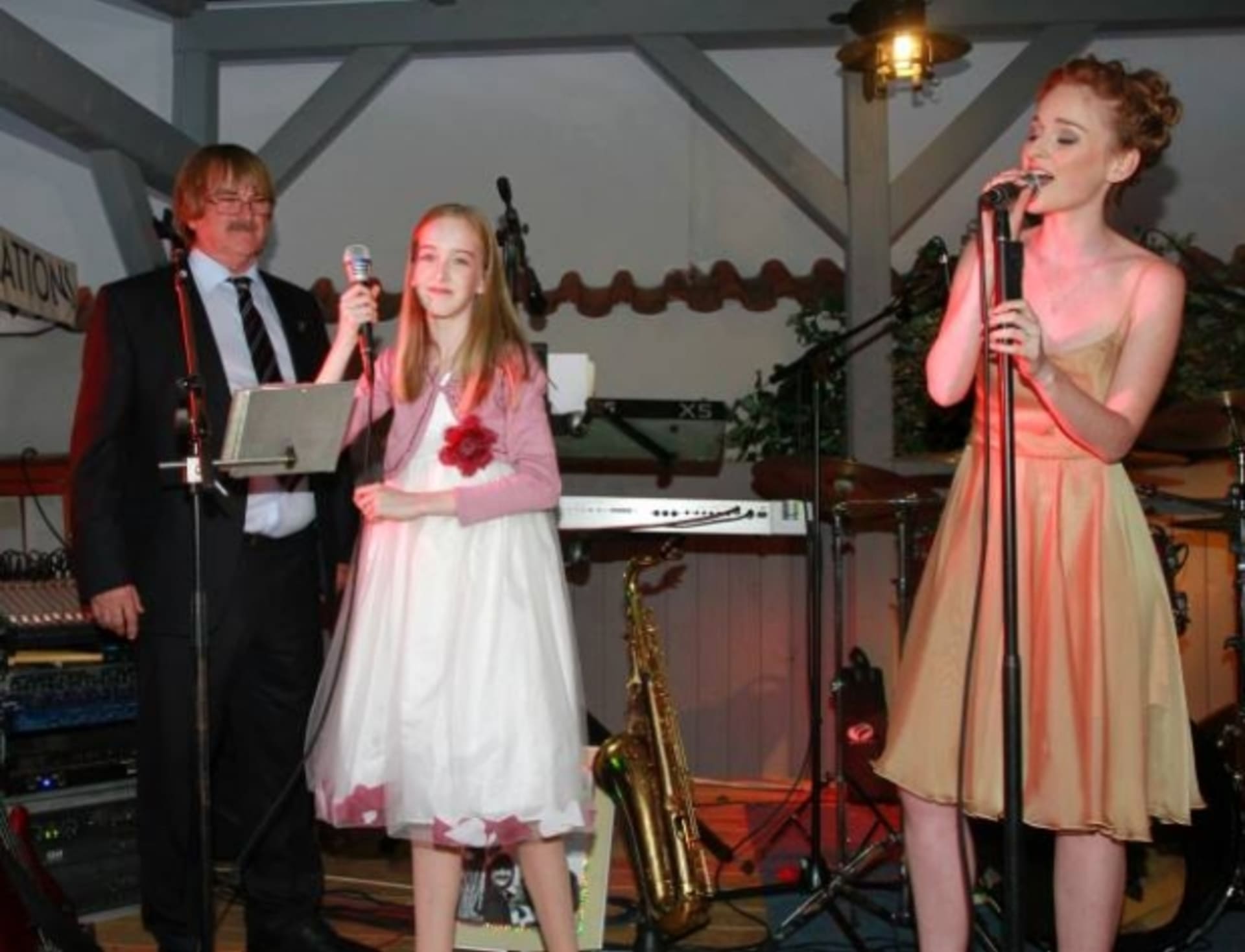 Tereza Vágnerová vystupuje se sourozenci a svým tátou Karlem v kapele Vagner Family