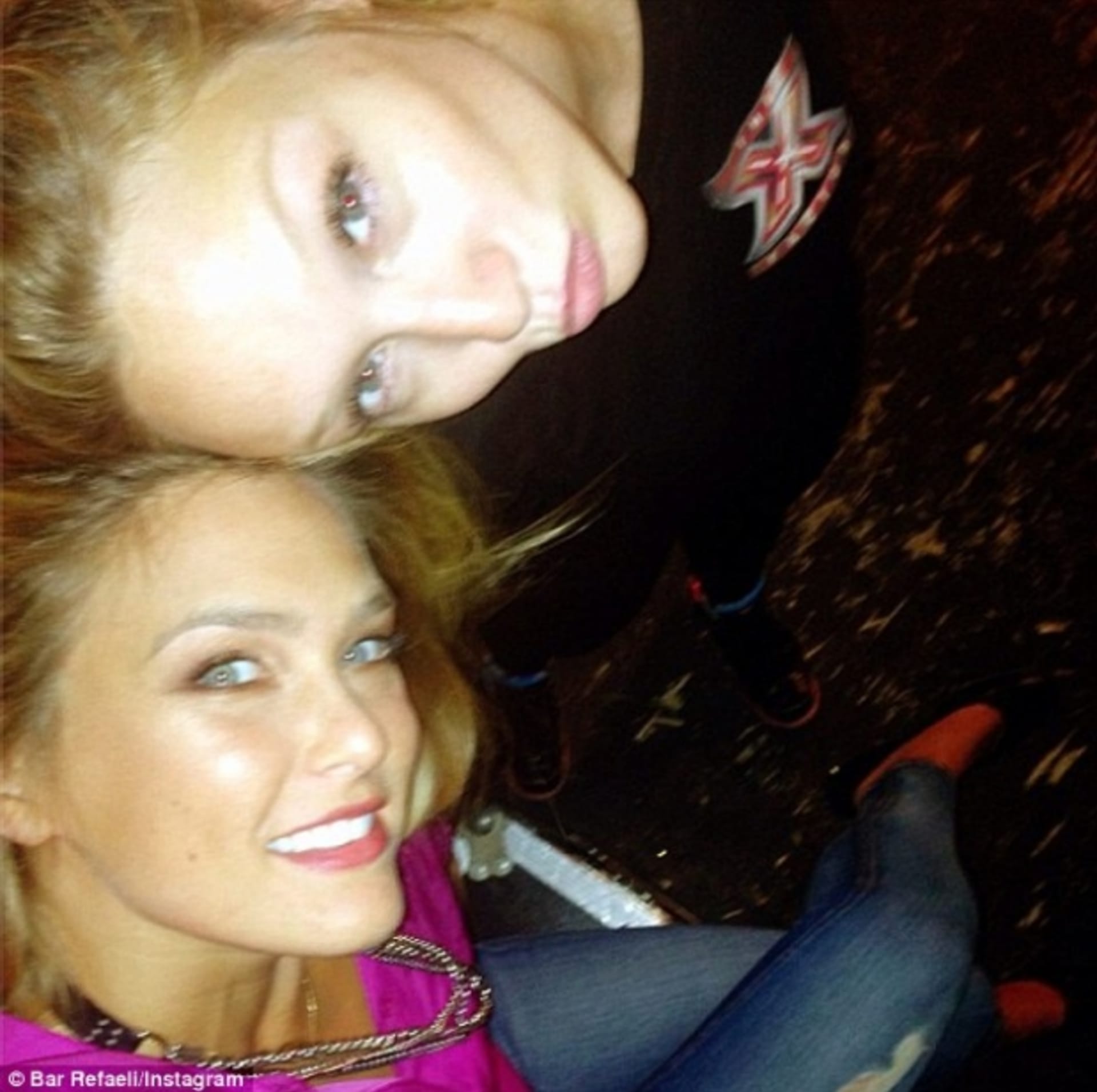 Pěkně provokativní fotka: modelka Bar Refaeli při dlouhém polibku s kamarádkou Ornou