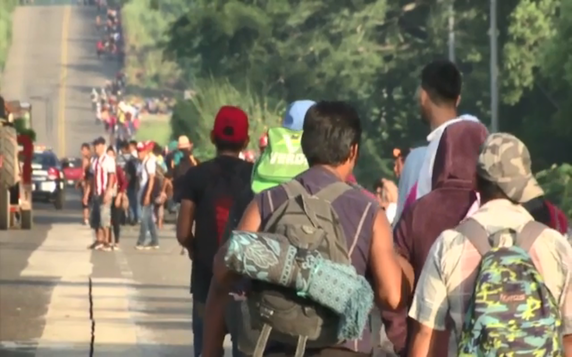 Migranti ze Střední Ameriky míří k americkým hranicím