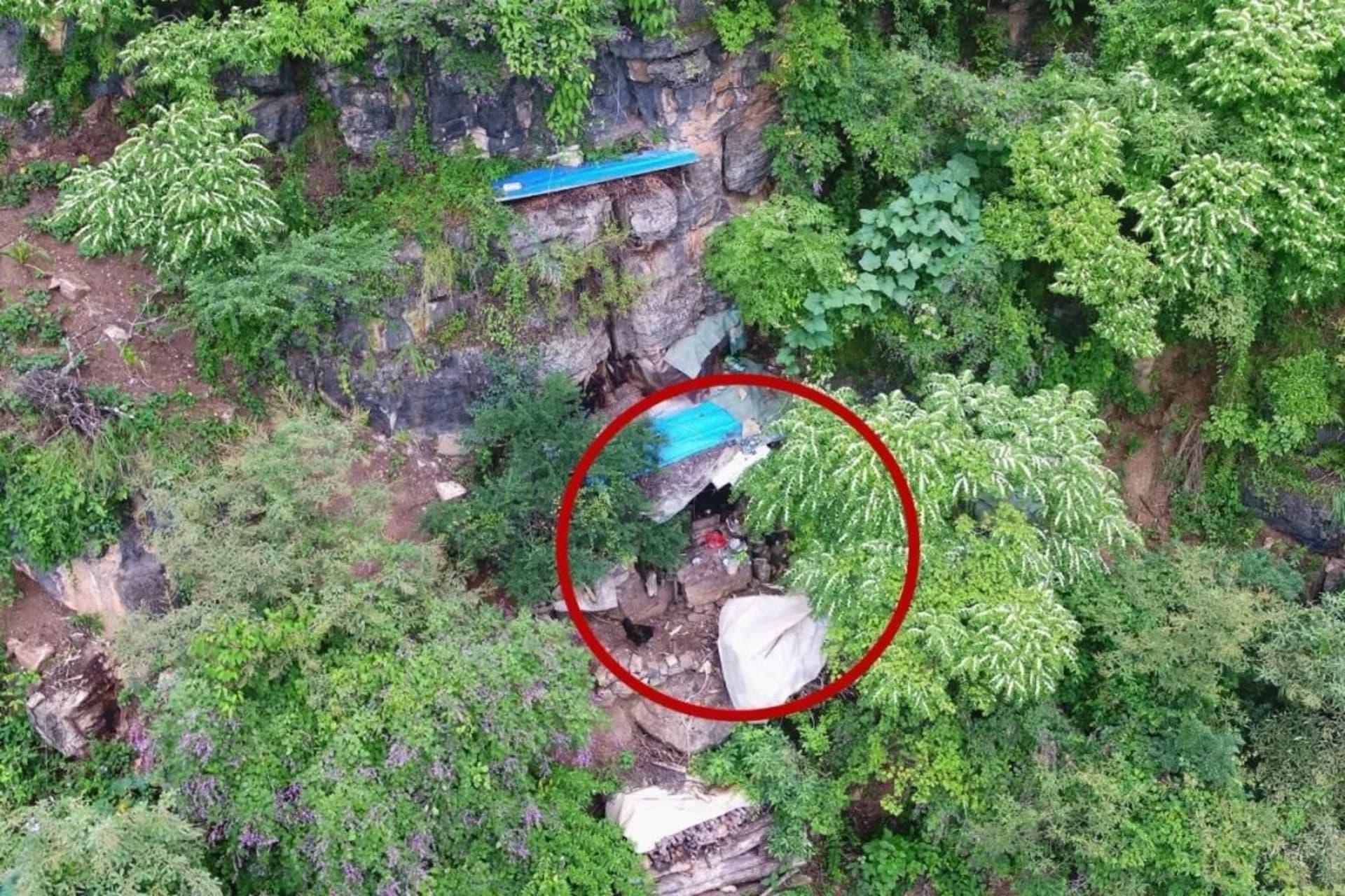 Záběr z dronu odhalil uprchlíkovu jeskyni