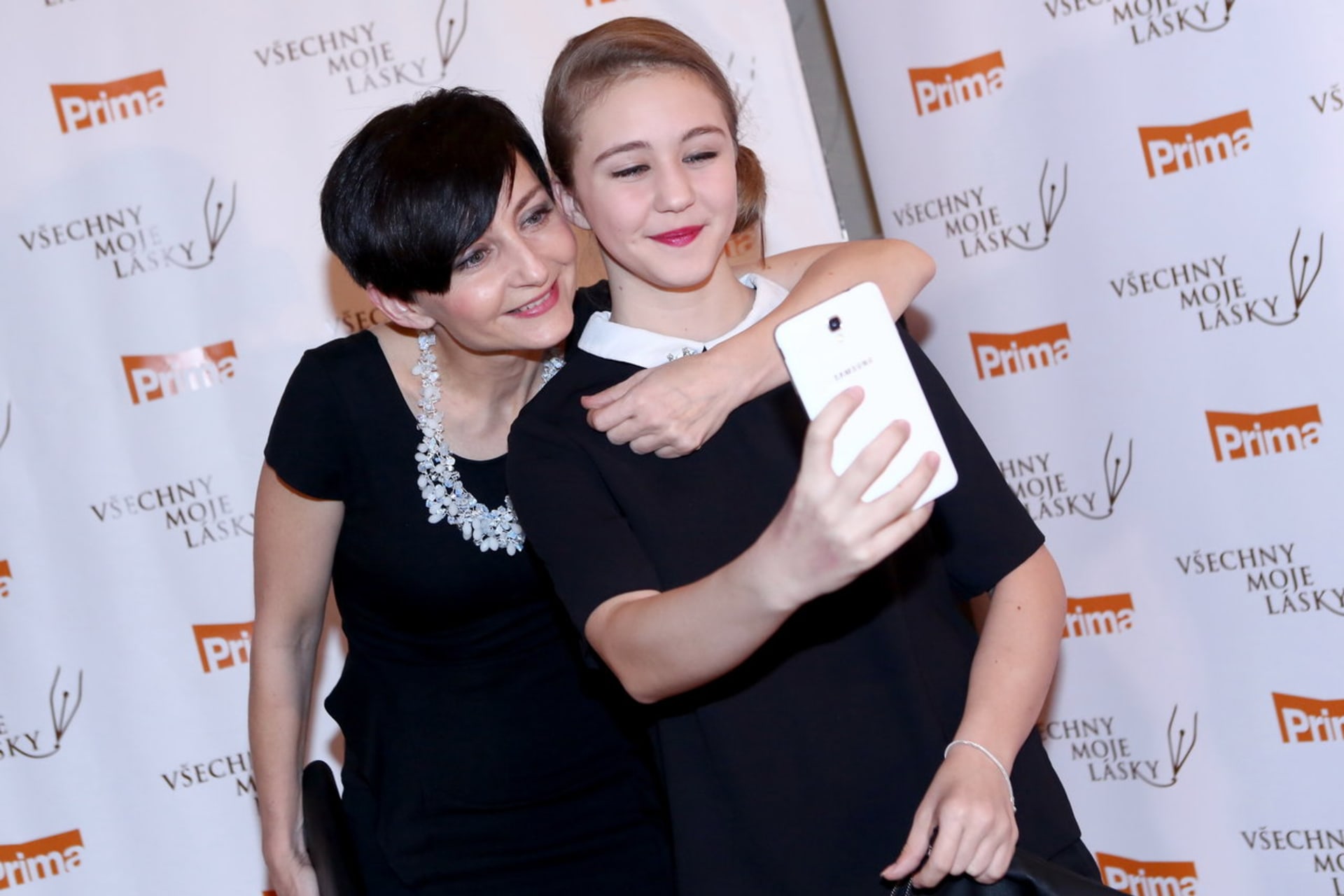 Selfie k večírkům patří. Tady jedna s maminkou. Agáta Zimová se objeví v roli "hustý" blogerky, jak svojí postavu uvedla.