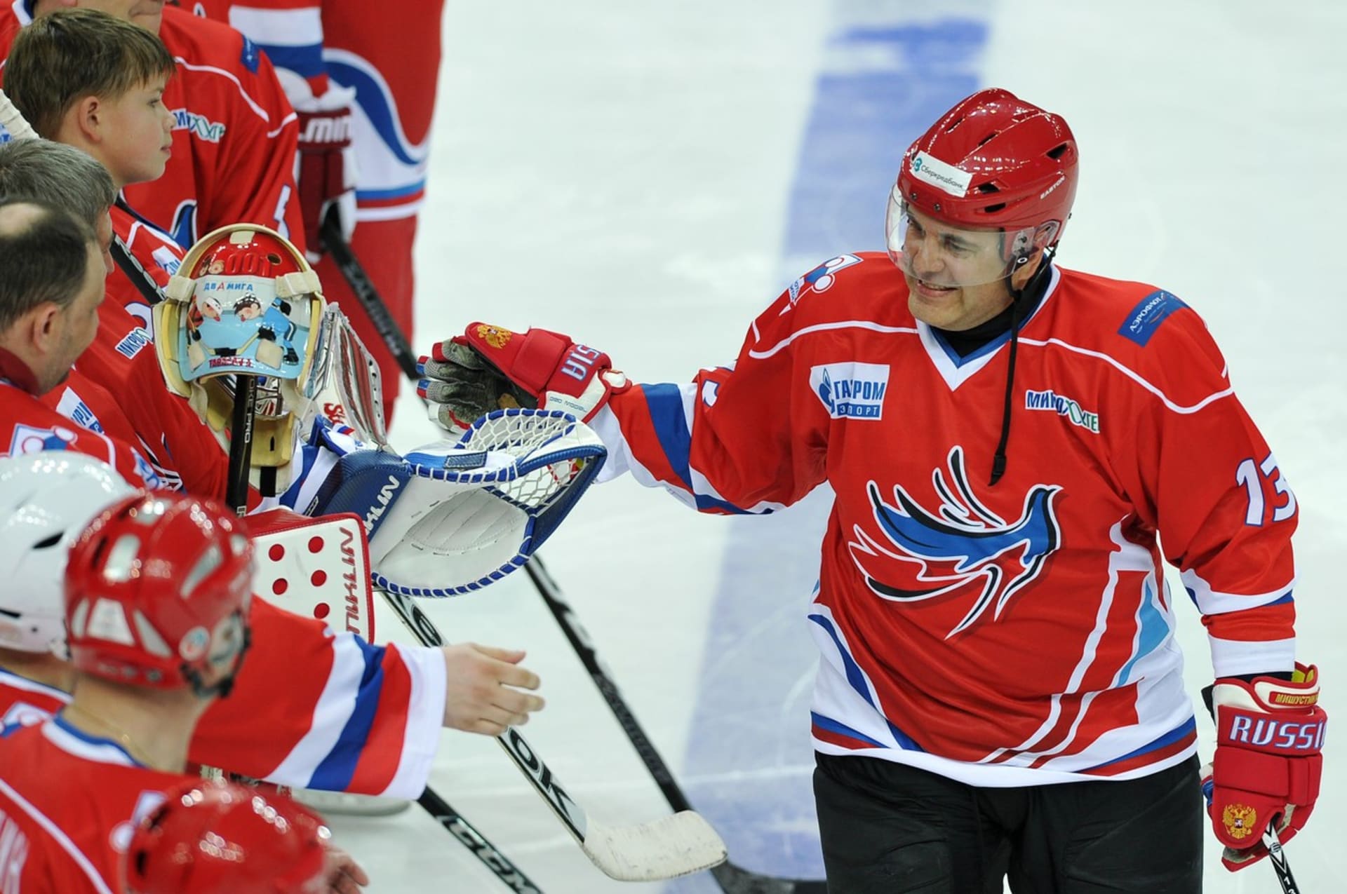 Michail Mišustin během hokejového utkání ruských politiků, herců a hokejových veteránů v roce 2012