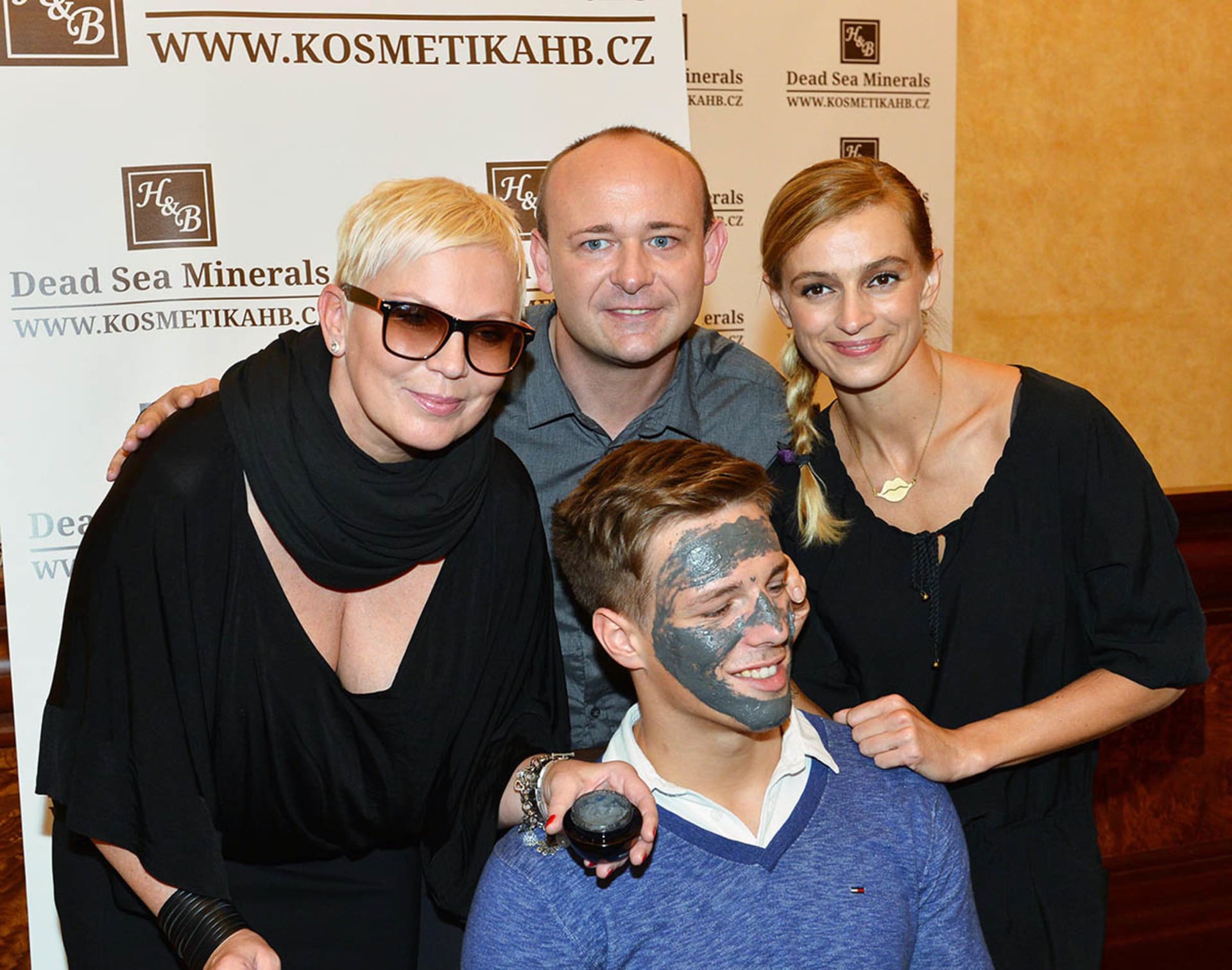 Kateřina Kornová s Davidem Novotným, Ivanou Jirešovou a finalistou Muže roku