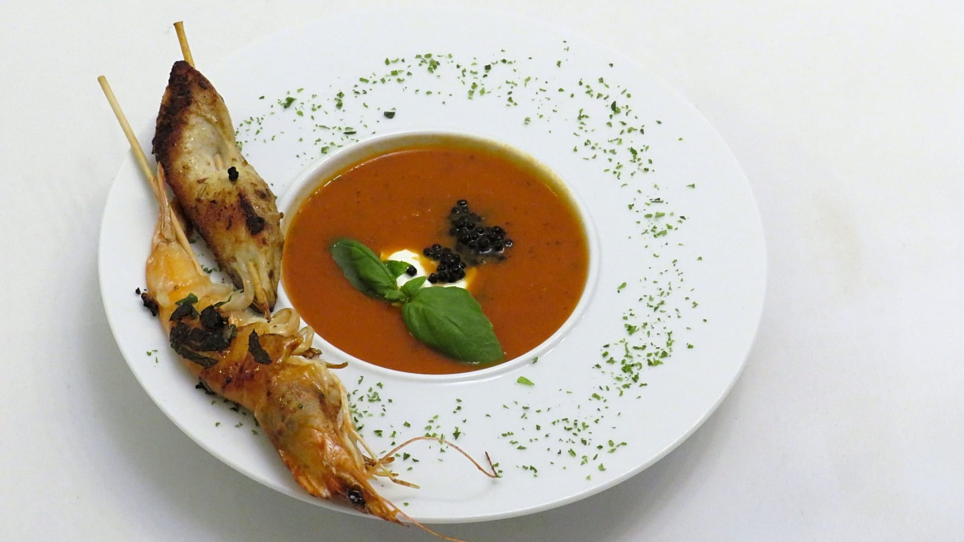 Tomatová polévka s krevetami nebo kuřecím špízem, kaviár