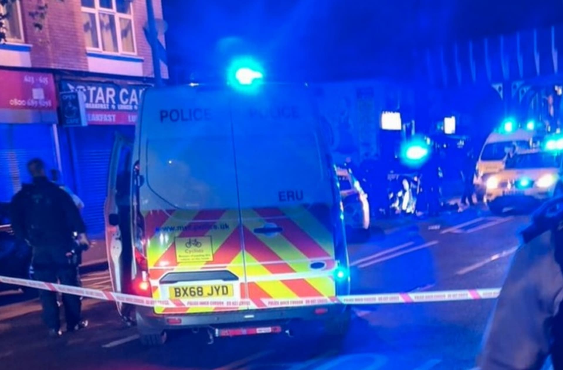 Londýnské policejní jednotky při nočním útoku