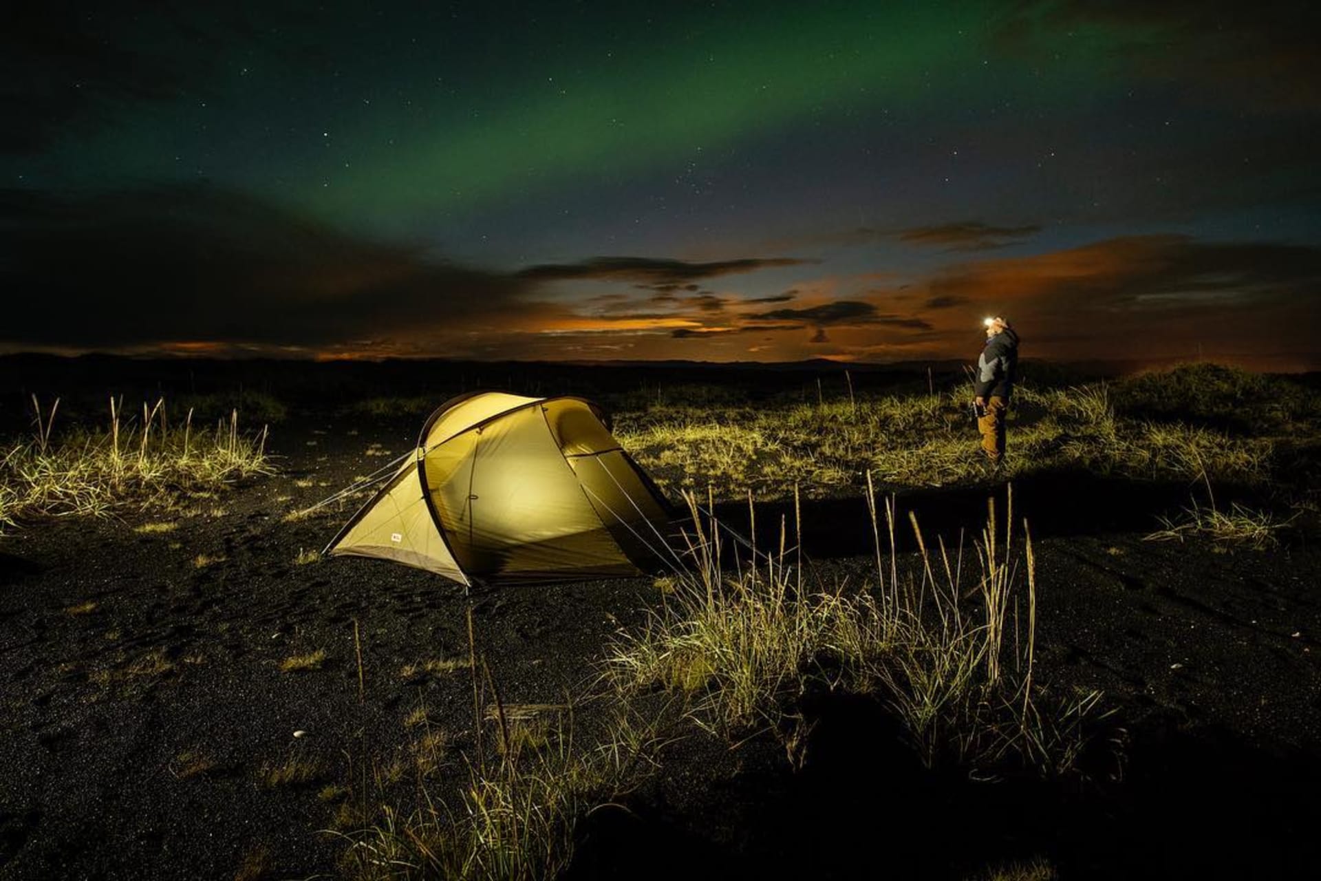 Island - příroda, stan a polární zář