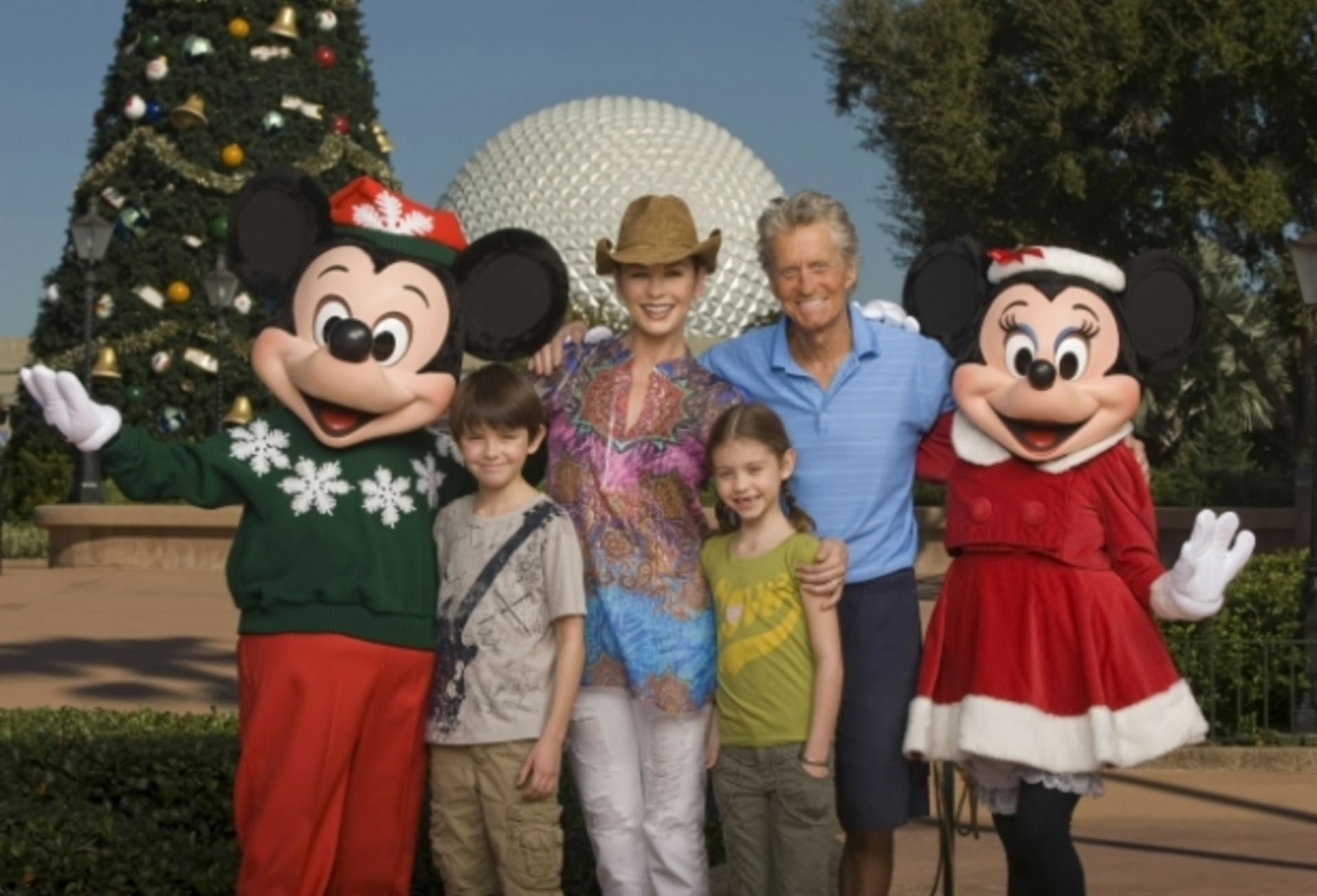 Catherine Zeta-Jones, Michael Douglas s dětmi Dylanem (vlevo) a Carys v Disneylandu