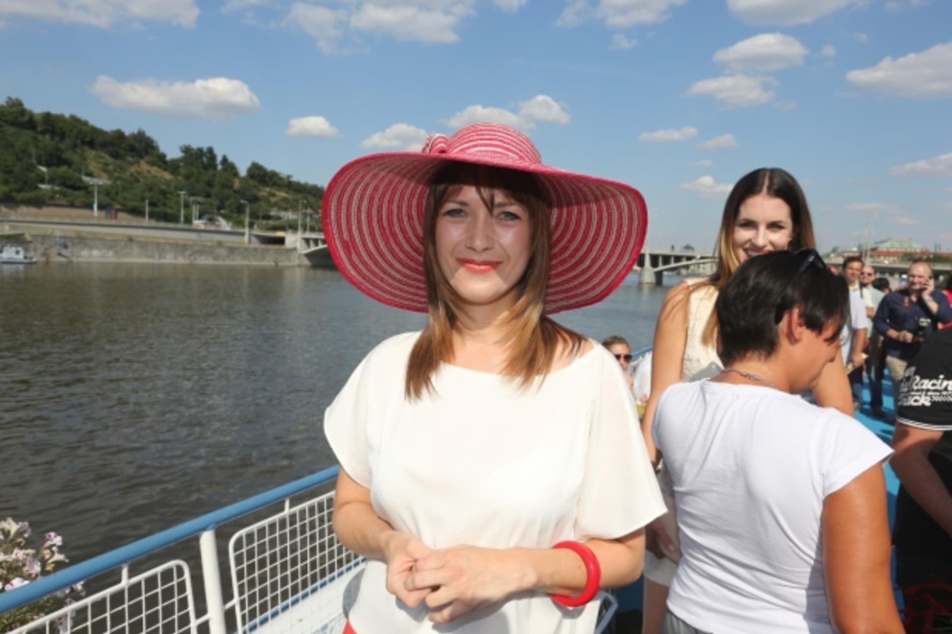 Tereza Kostková obzvláštnila své šaty barevným kloboukem