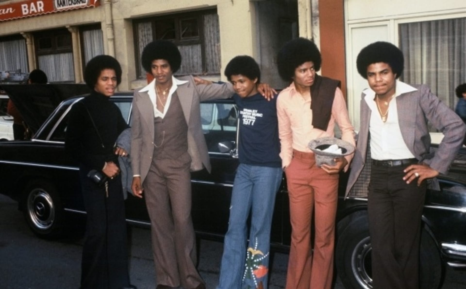 Michael Jackson (druhý zprava) s bratry jako The Jackson 5