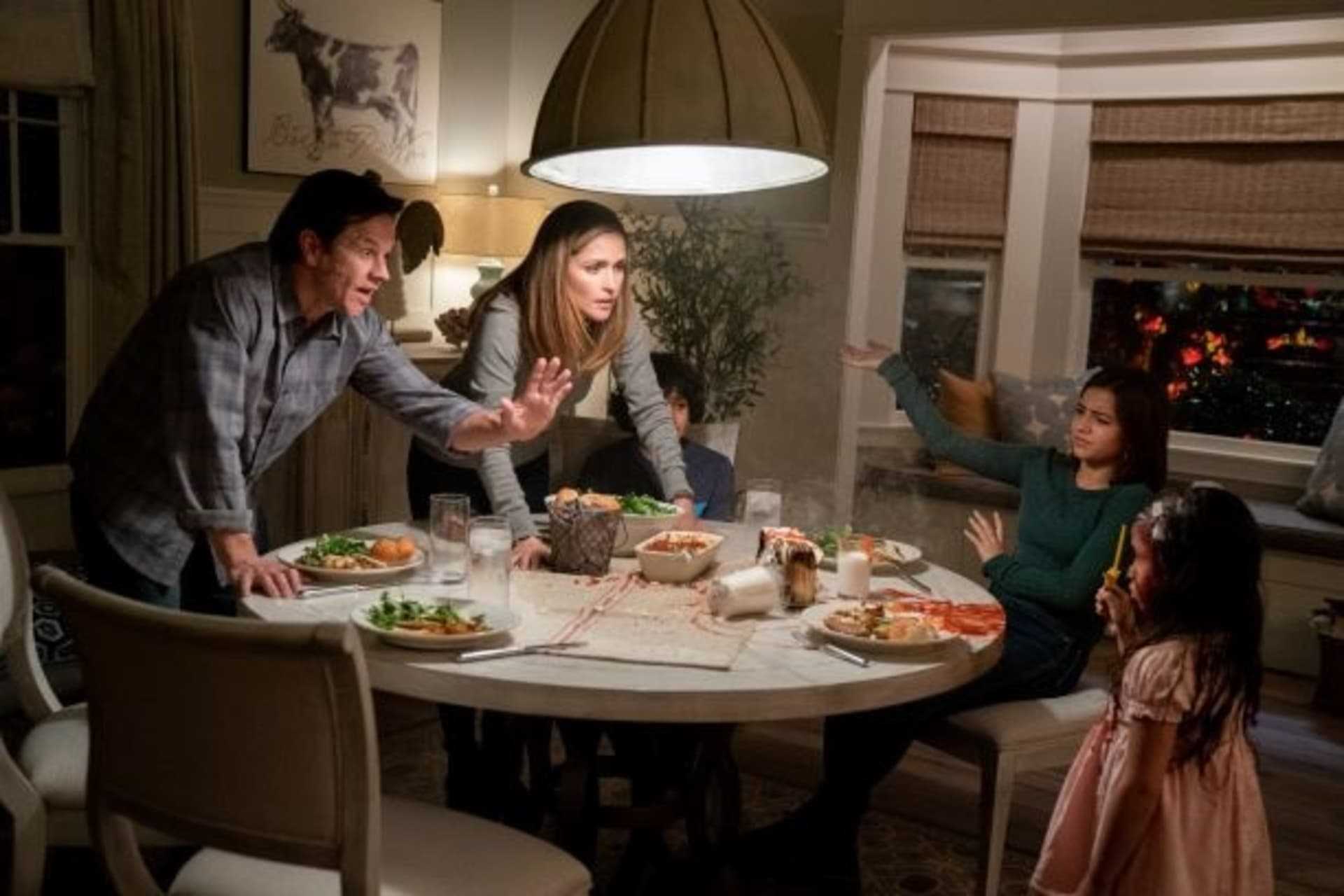 Mark Wahlberg s Rose Byrrneovou v komedii Najednou jsme rodina.