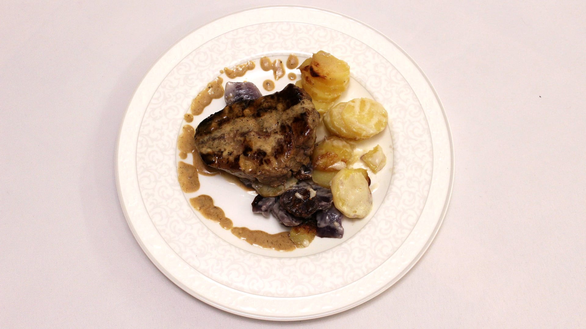 Filet mignon na černém pepři s koňakovou omáčkou, gratinované brambory