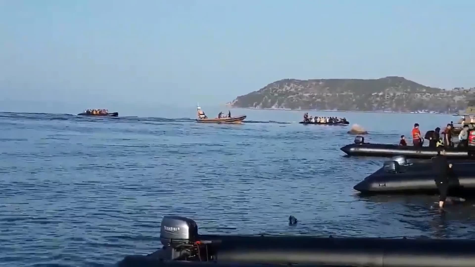 Migranti připlouvající na řecké ostrovy letos v srpnu