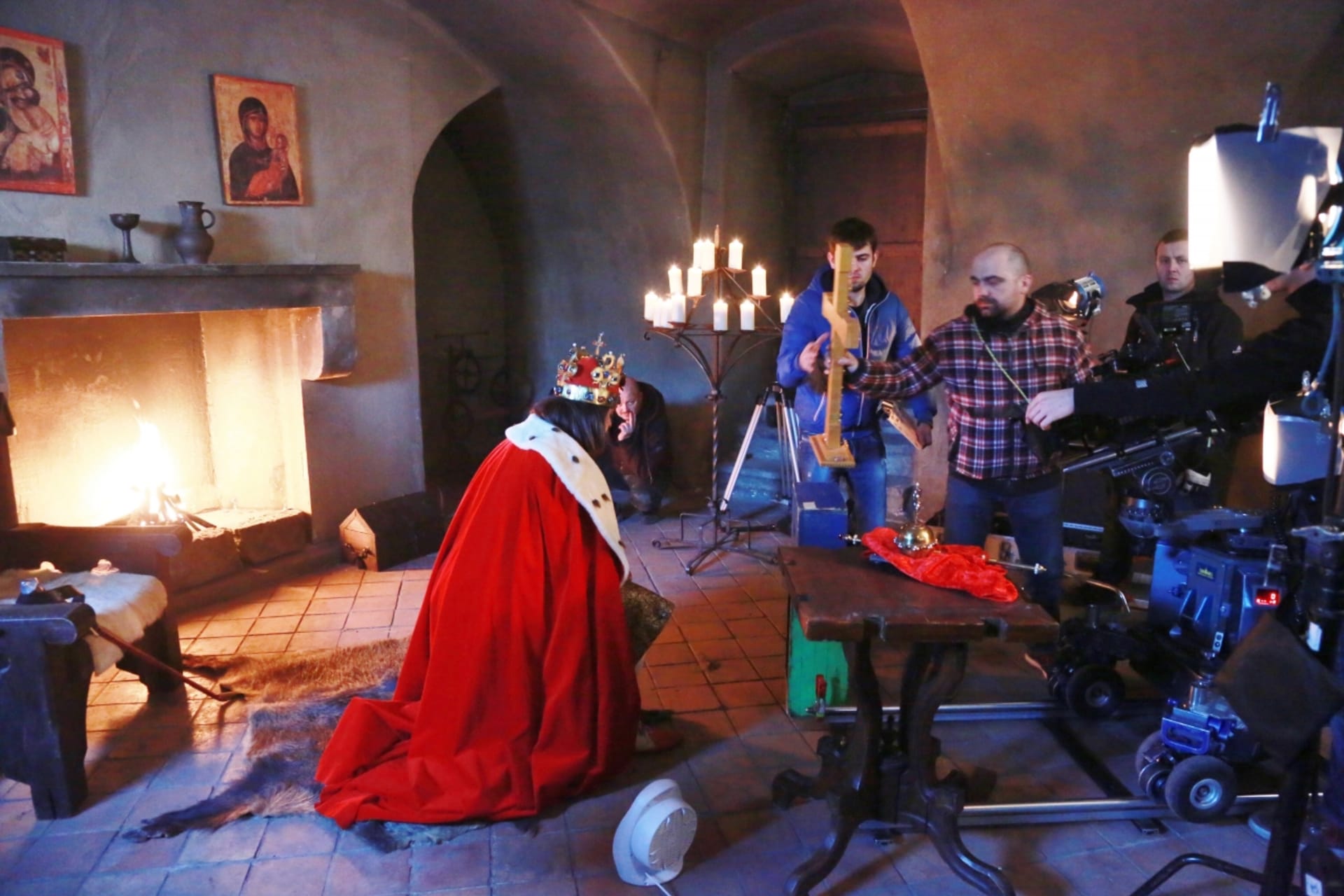 Ve vedlejší komnatě se před kamerou modlí Karel IV.