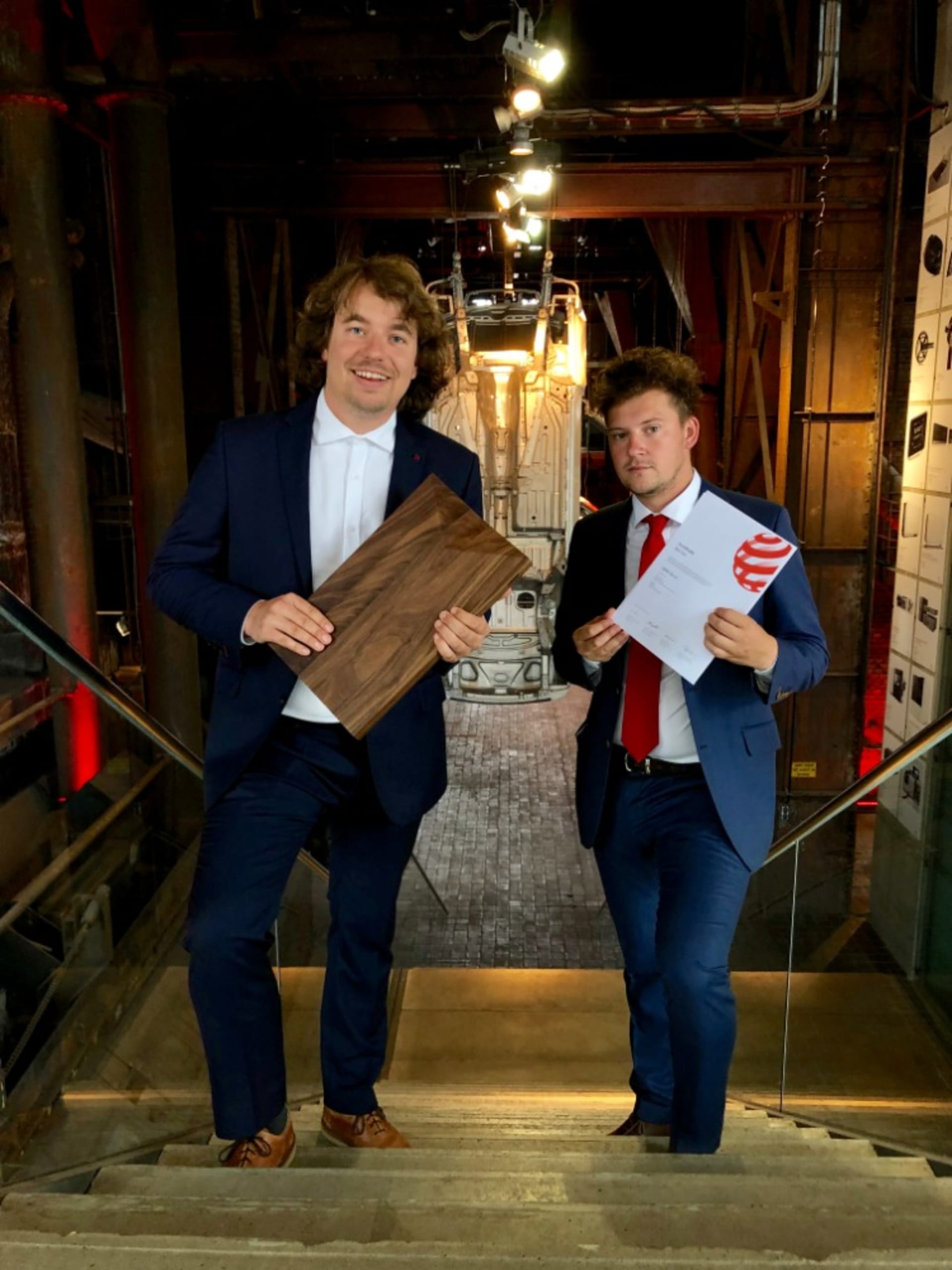 Firma UBRD převzala cenu Red Dot Design Award 2019 - zakladatelé firmy Vojtěch Hrach (vlevo), Jiří Krůta (vpravo)