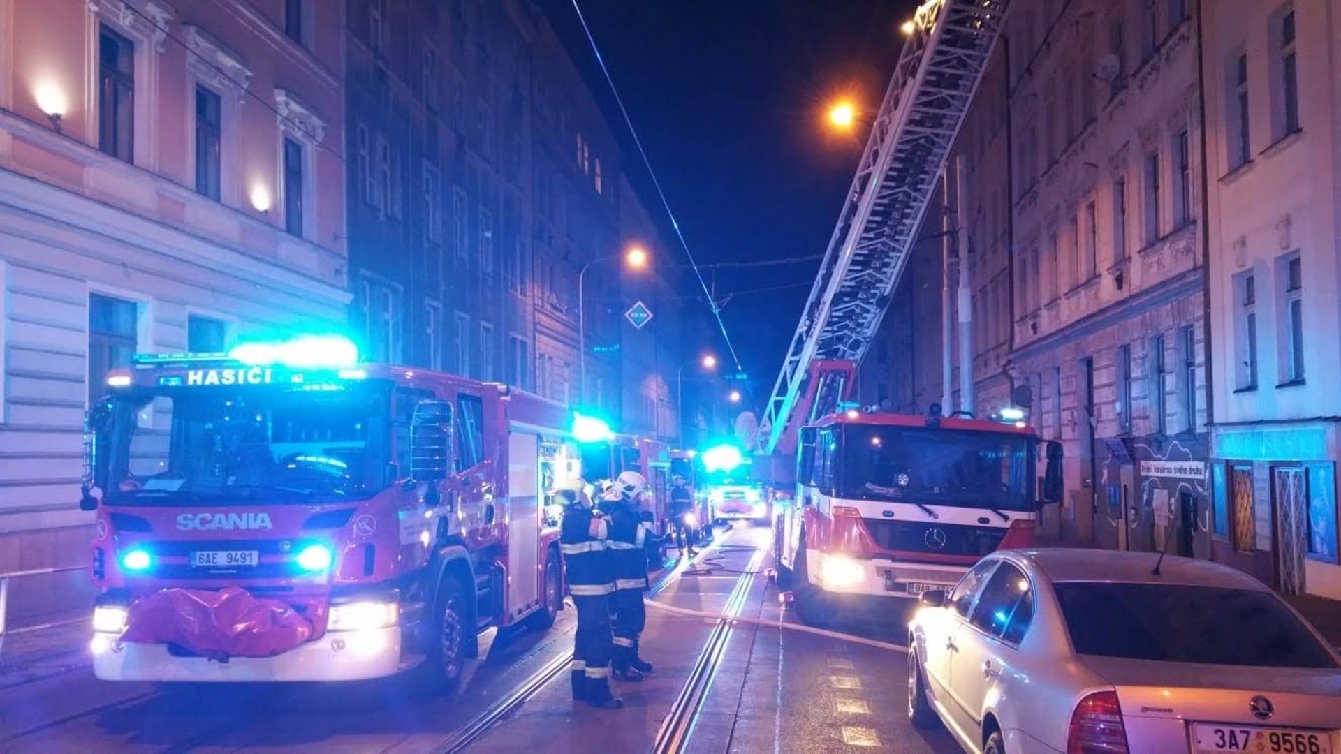 K požáru bytu v Praze 3 vyjížděly v pátek v noci tři jednotky hasičů