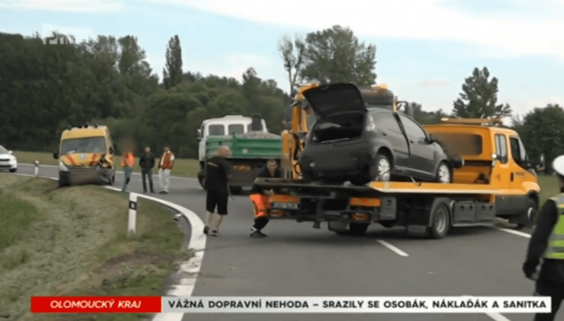 Vážná nehoda na Olomoucku: Srážka osobního vozu s náklaďákem i sanitkou