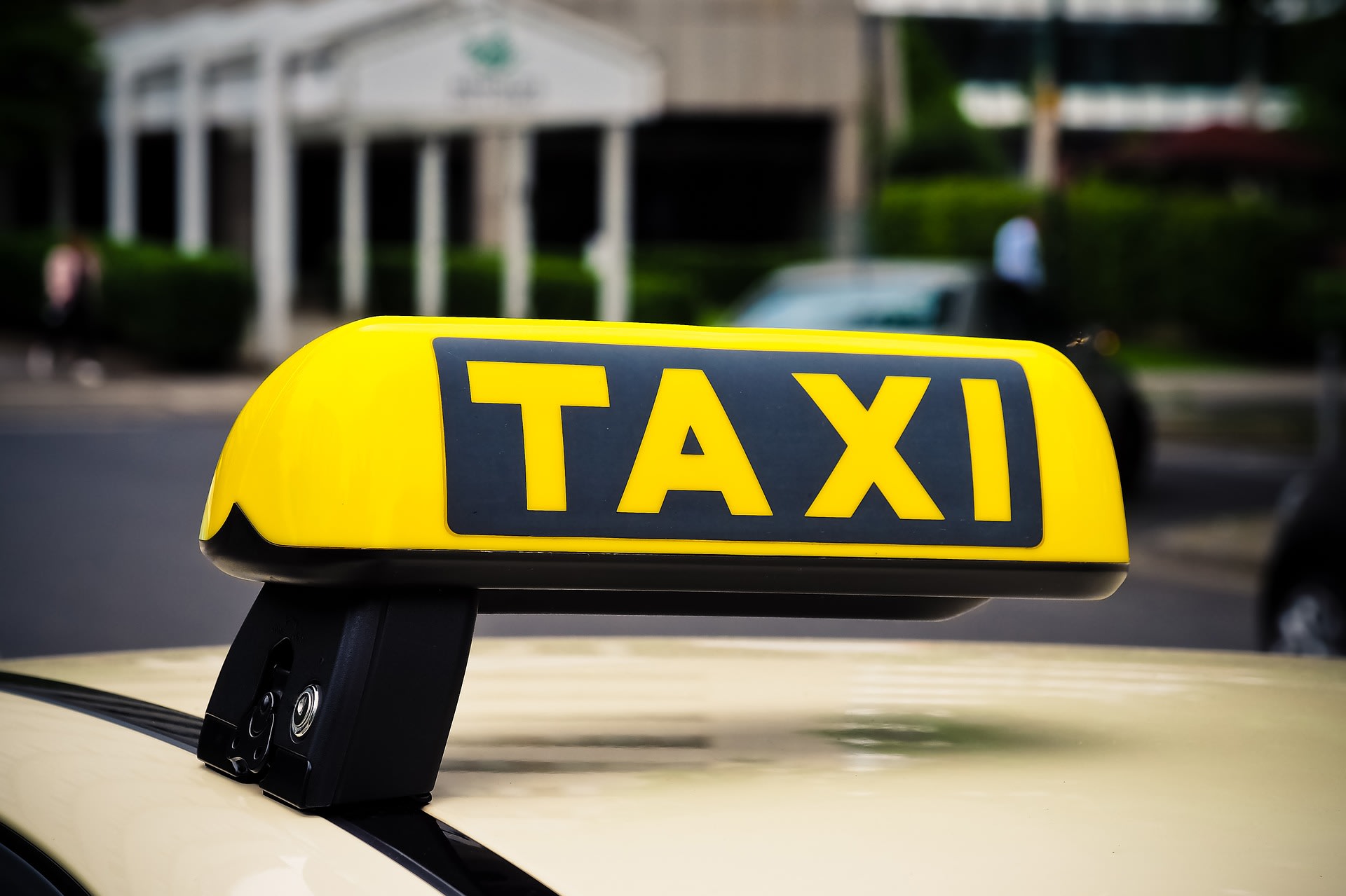 Poslanci schválili novelu o taxislužbách. Řidiči nebudou muset mít svítilnu, ani taxametr