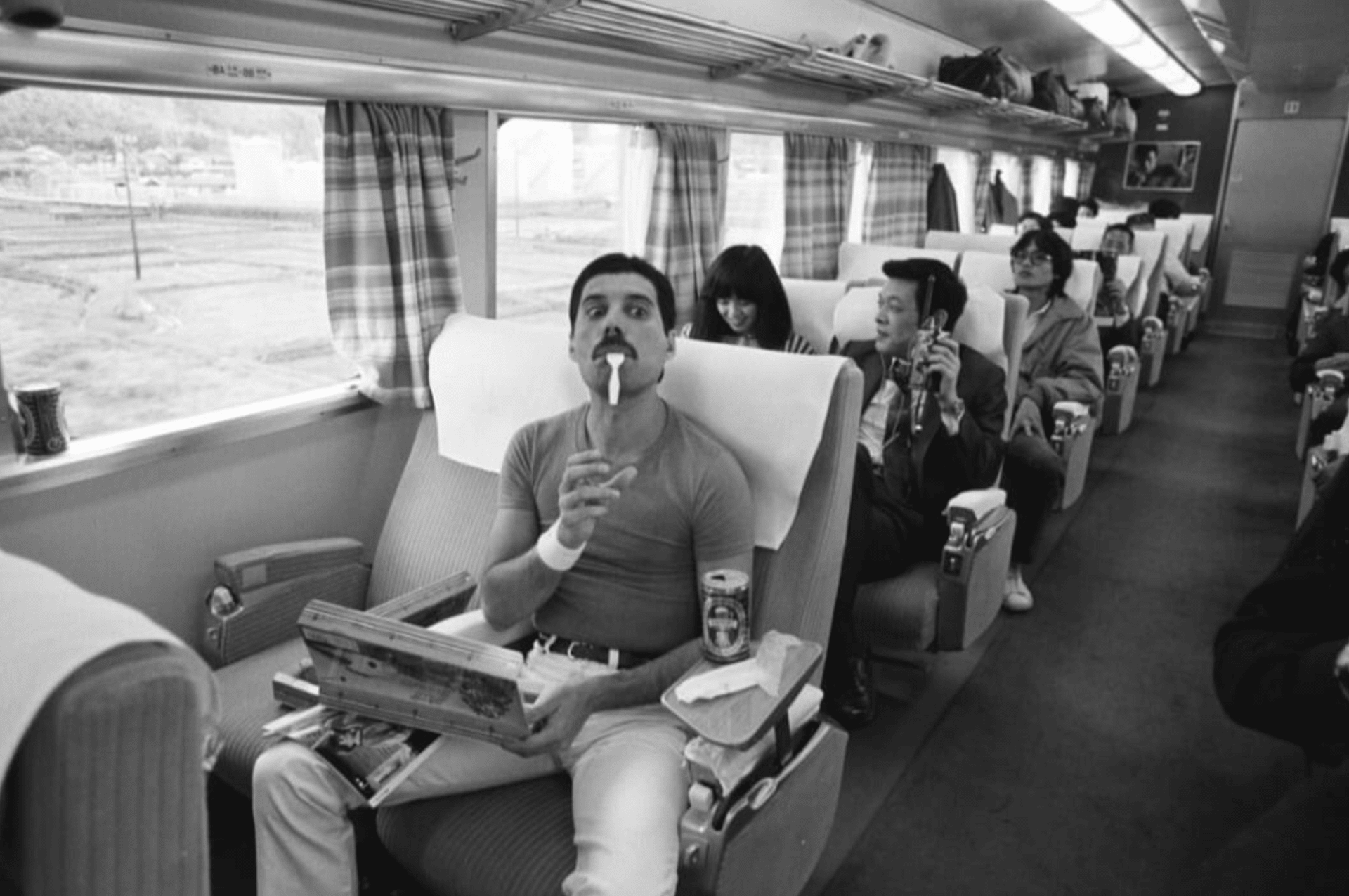 Freddie Mercury cestou na tour do Japonska 1982