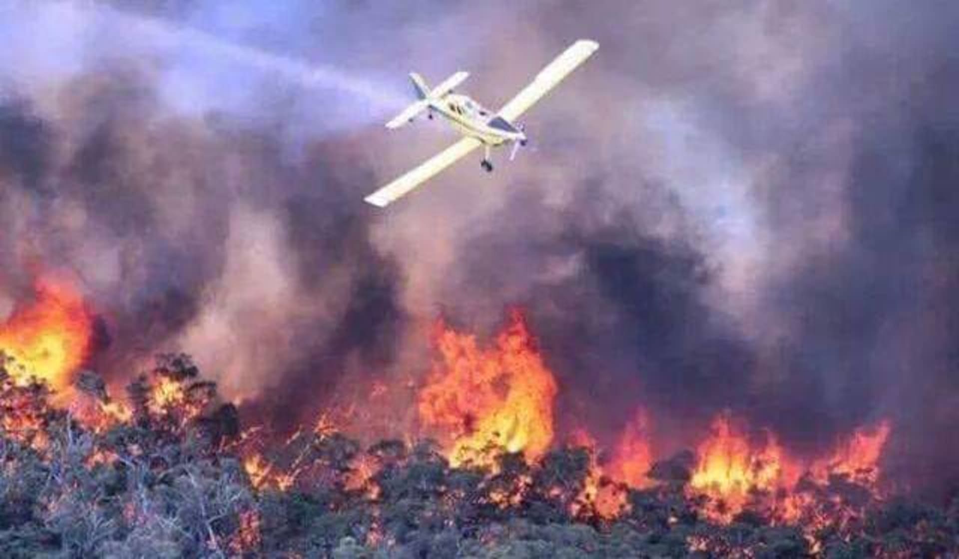 Austrálie požáry - hašení z letadla