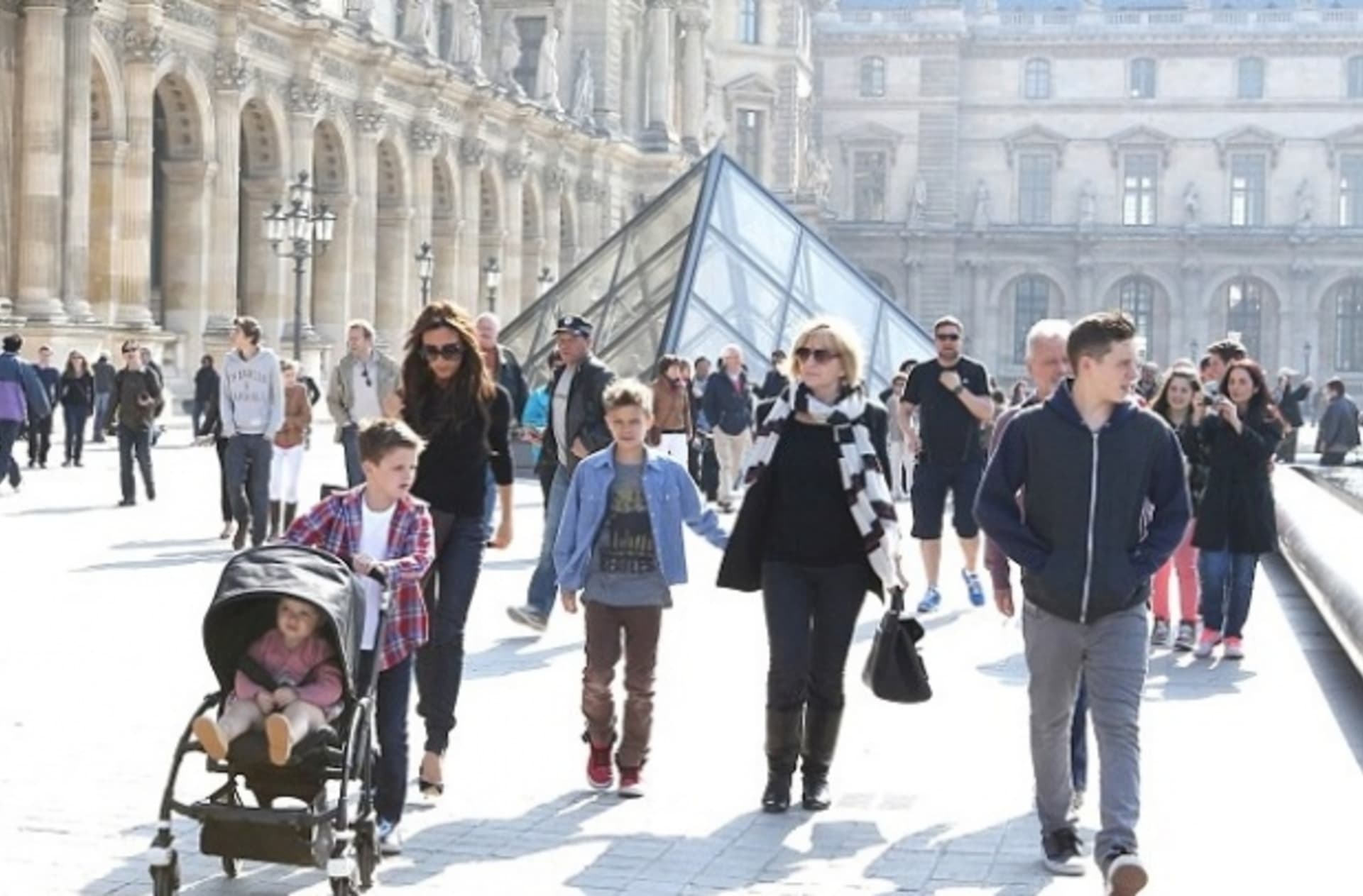 Victoria Beckham se všemi dětmi a svými rodiči u pařížského Louvru