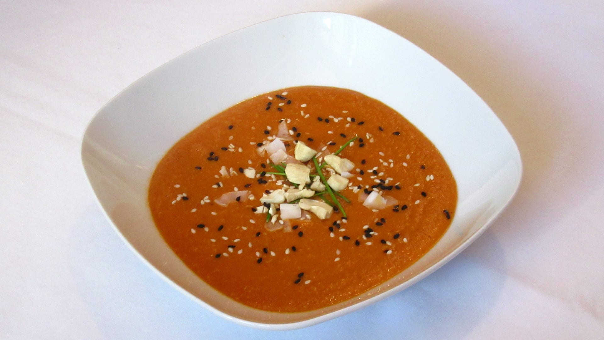 Indická polévka z červené čočky se zázvorem a kokosovým mlékem